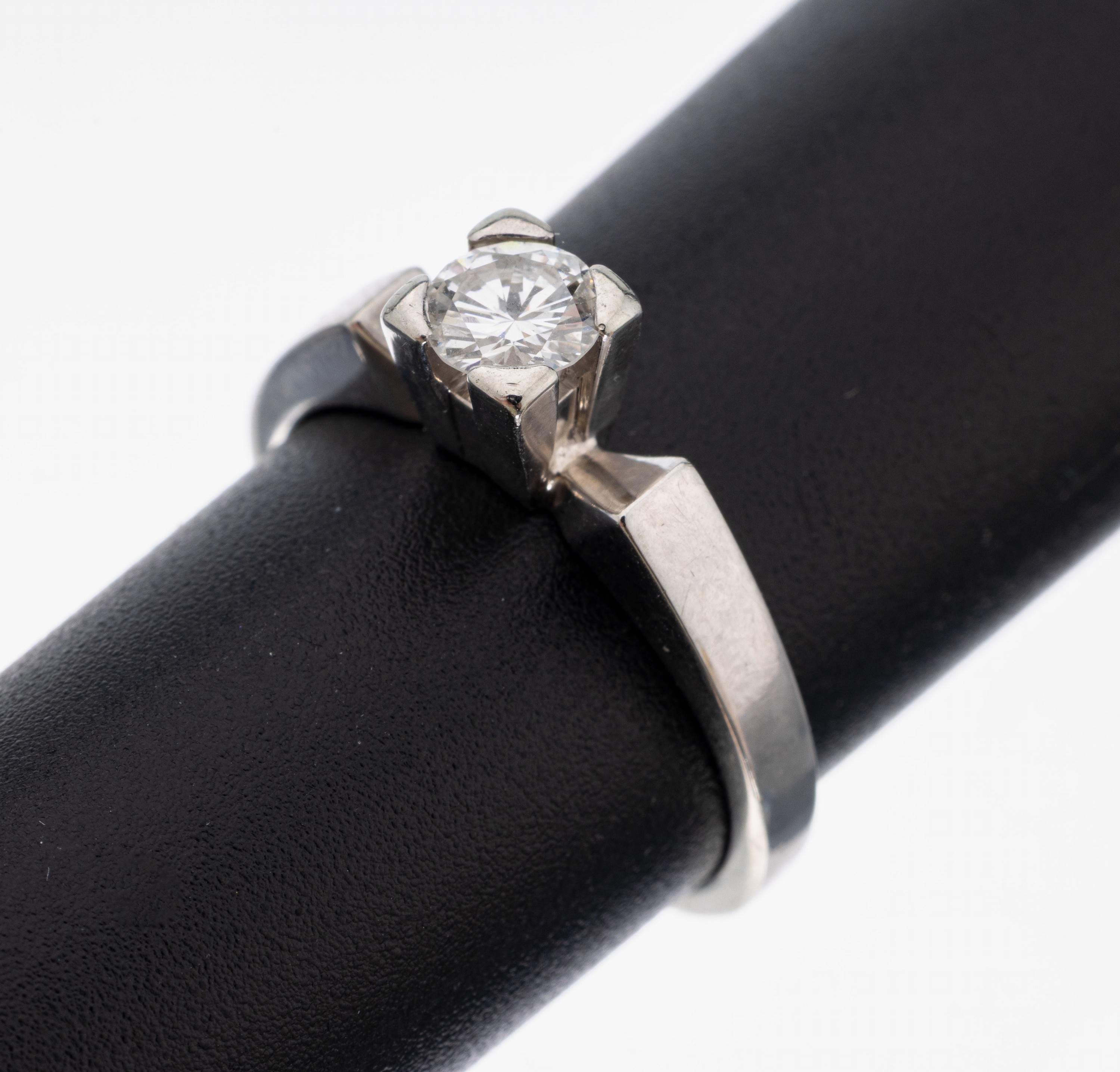 18 kt Gold Brillant-Ring, WG 750/000, Brillant ca. 0.35 ct feines Weiß/si, RW 51, ca. 3.9 g