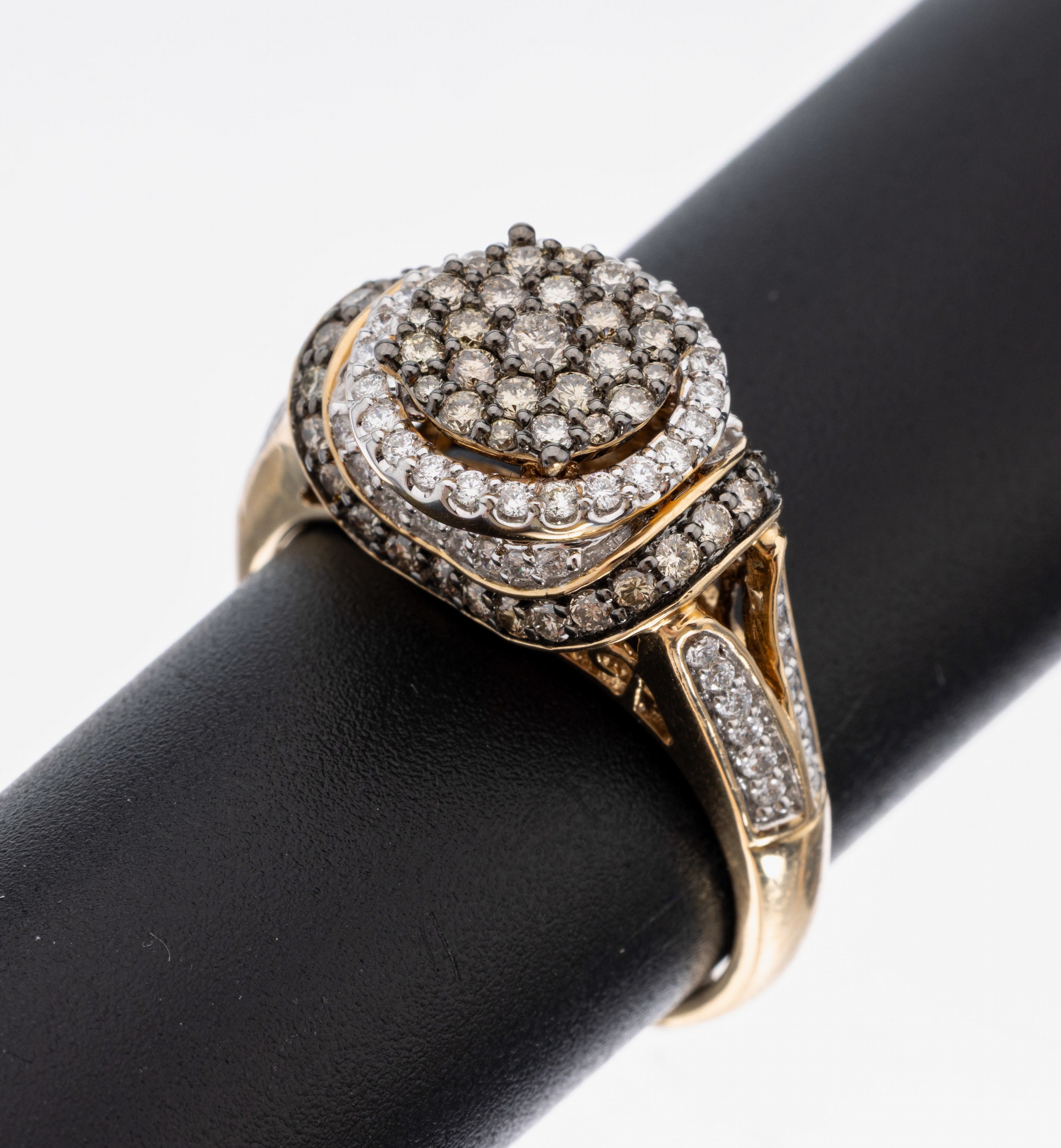 14 kt Gold Brillant-Ring, GG 585/000, 121 Brillanten zus. ca. 1.25 ct (grav.) Weiß-Braun/si-p, RW 62, ca. 7.2 g