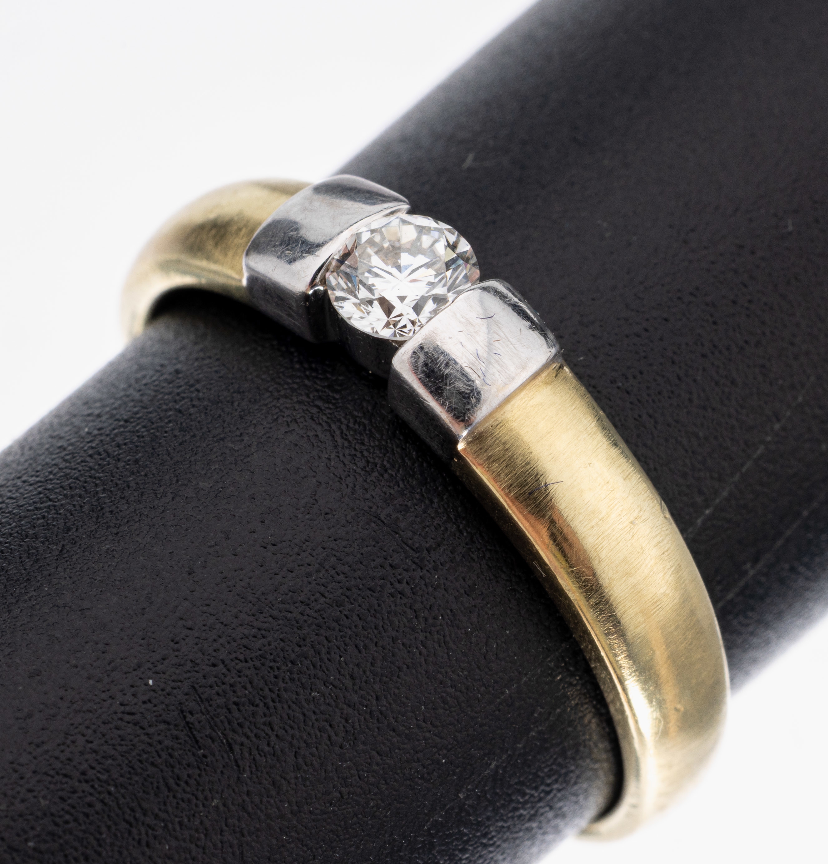 14 kt Gold Brillant-Ring, GG/WG 585/000, inWG gefasster Brillant ca. 0.22 ct (grav.) l.get.Weiß/si, RW 55, ca. 3.6 g