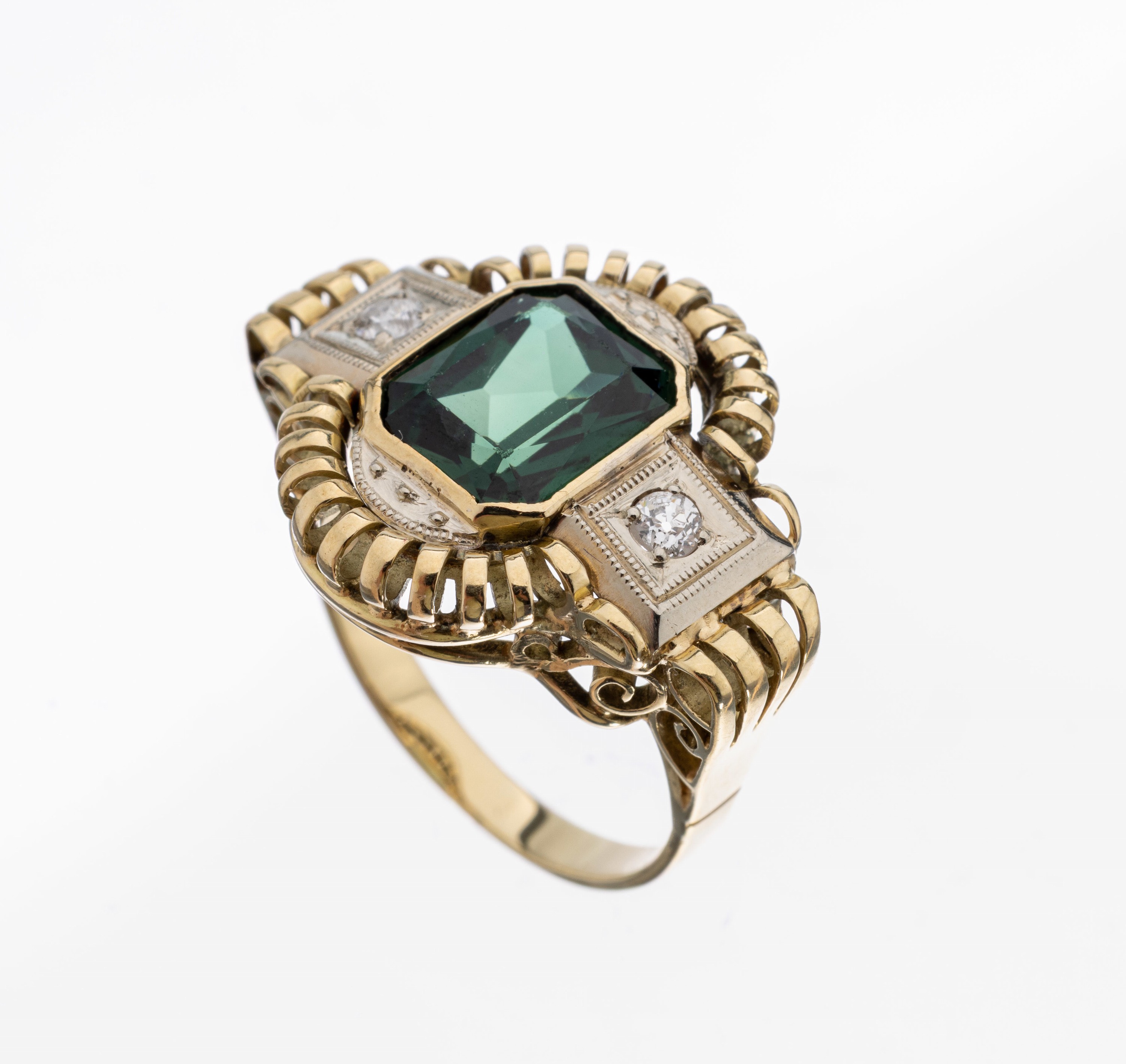 14 kt Gold Farbstein-Diamant-Ring, 1950er Jahre, GG 585/000, mittig facett. Turmalin-Synthese, 2 Altschliffdiamanten zus. ca. 0.10 ct Weiß/si, 1 ...