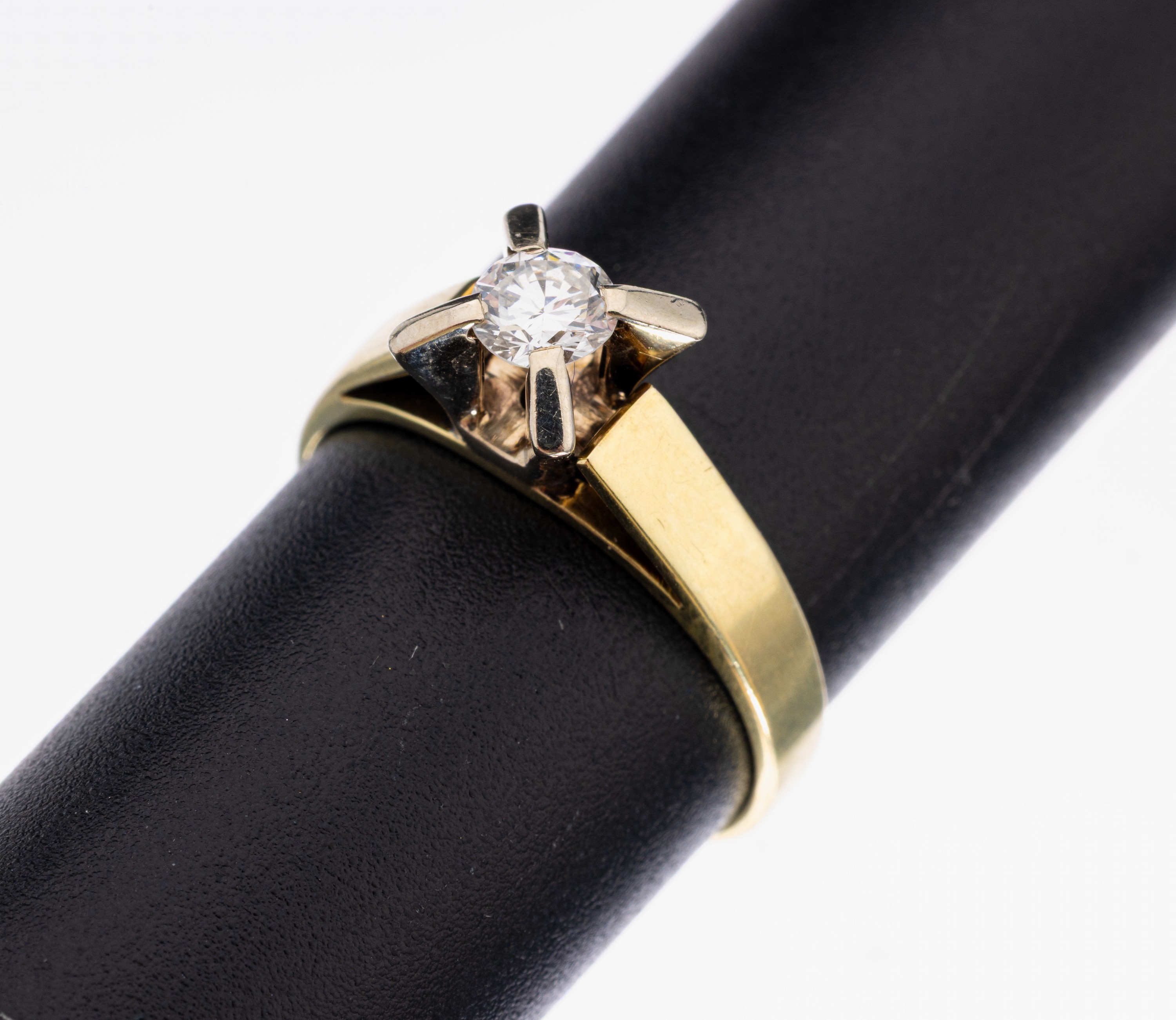 14 kt Gold Brillant-Ring, GG/WG 585/000, inWG gefasster Brillant ca. 0.30 ct feines Weiß/vs, RW 53, ca. 2.9 g