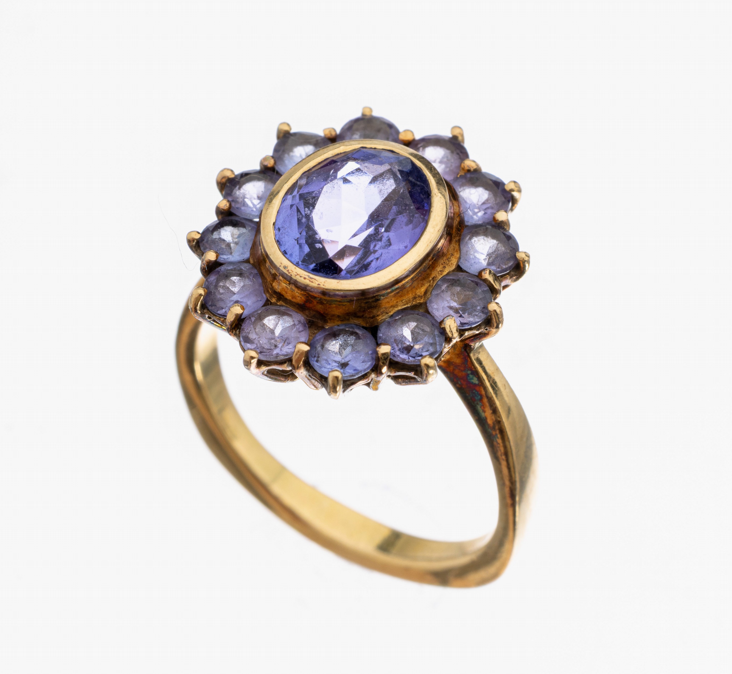 18 kt Gold Tansanit-Ring, GG 750/000, mittig ovalfacett. Tansanit ca. 1.10 ct, umgeben von 12 rundfacett. Tansaniten zus. ca.1.0 ct, RW 55, ca. 6.5 g