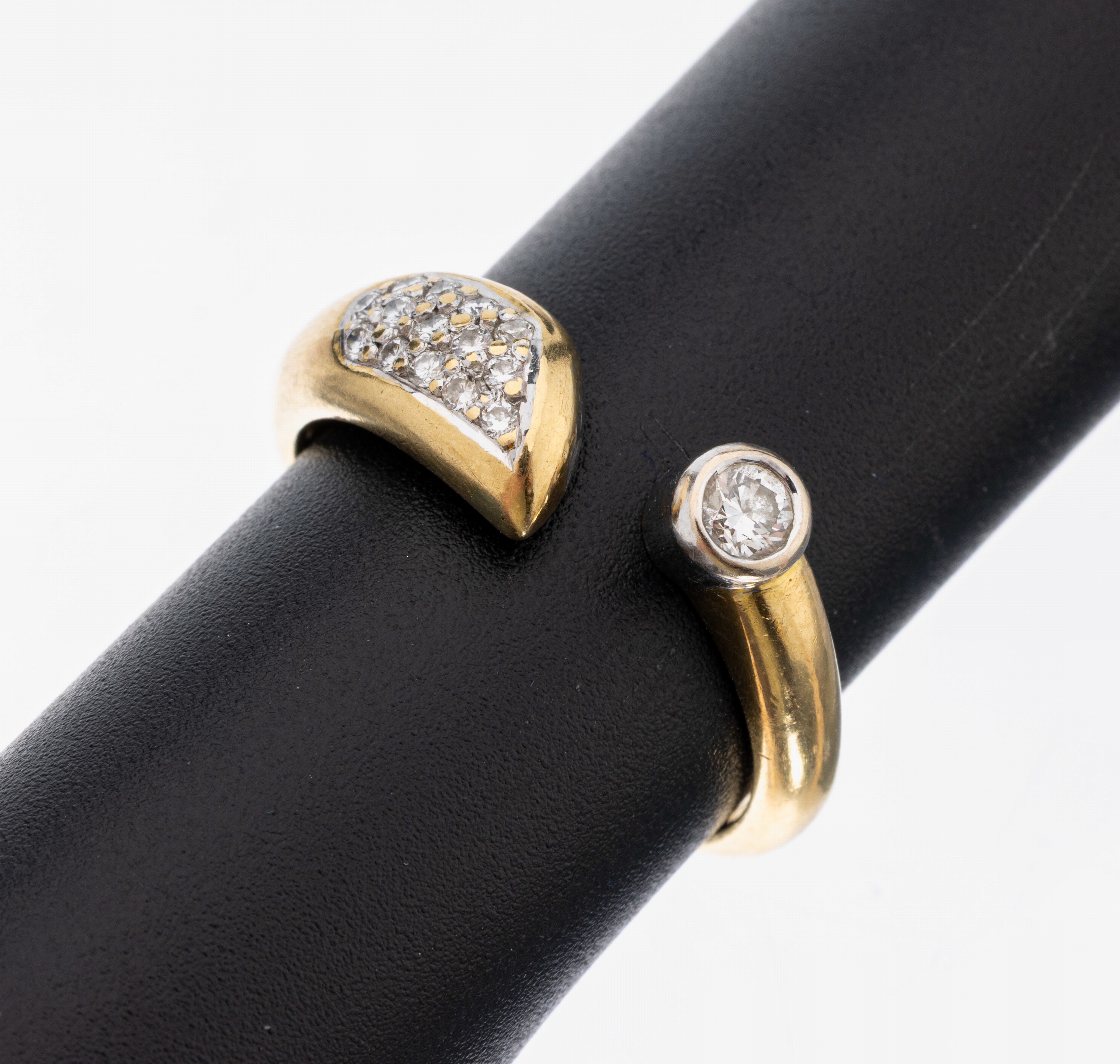 18 kt Gold Brillant-Ring, GG/WG 750/000, außergewöhnliche Gestaltung, 15 Brillanten zus. ca. 0.17 ct Weiß/si, RW 57, ca. 5.2 g