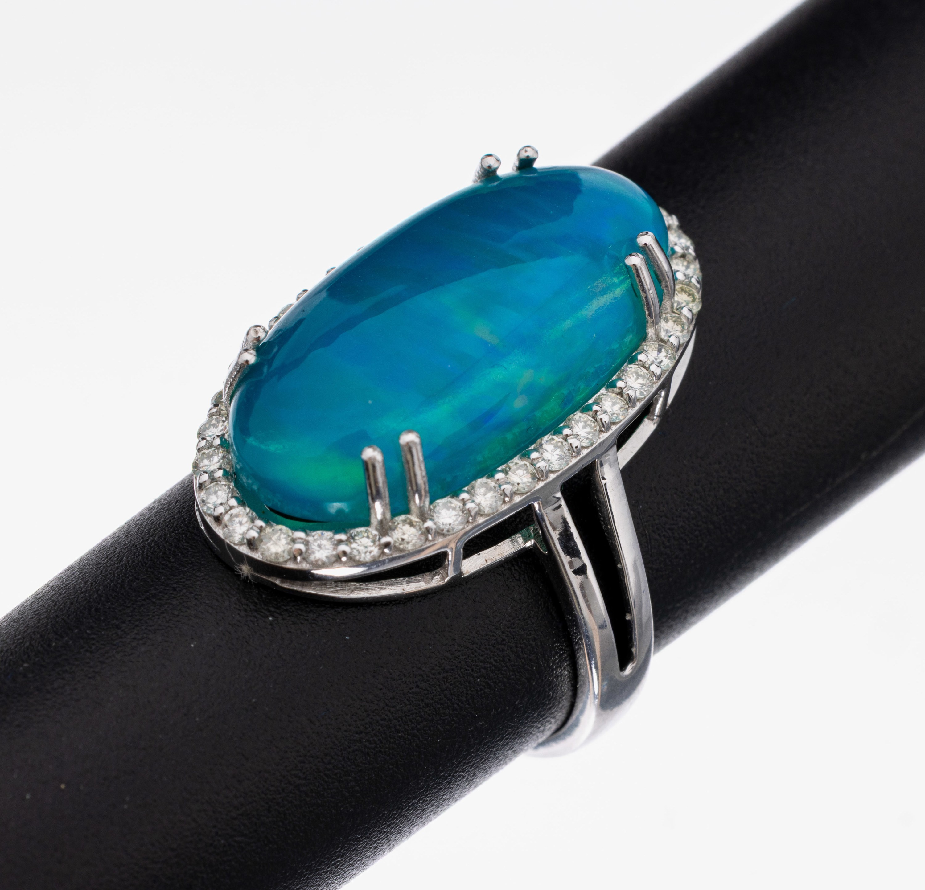 14 kt Gold Opal-Brillant-Ring, WG 585/000, mittig ovale Opal-Synthese von intensivem Blau, 34 Brillanten zus. ca. 0.44 ct Weiß-l.get.Weiß/si, RW ...