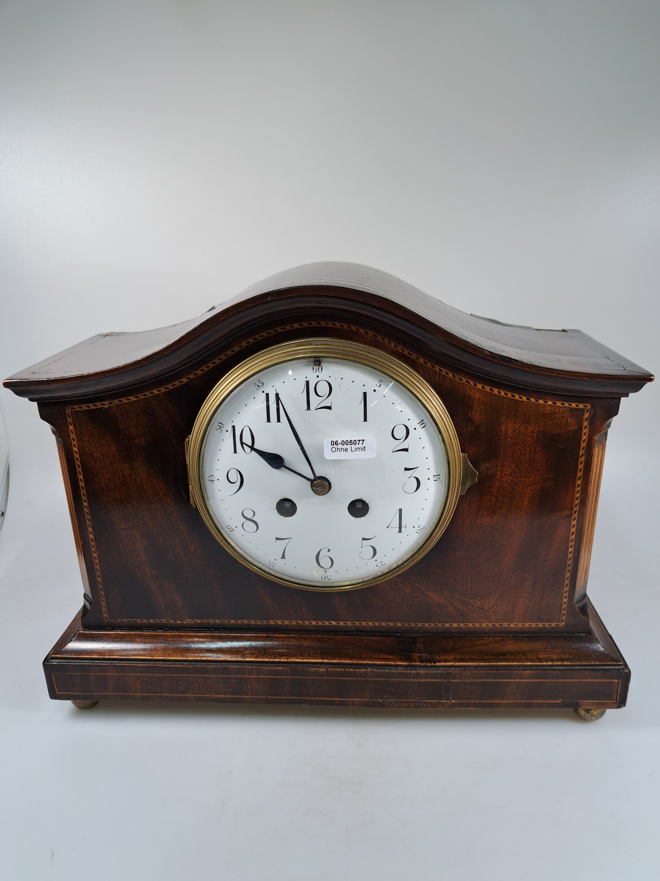 Detail a: Kommodenuhr, Frankreich, um 1900, Holzgehäuse mit Fadenintarsien, oben stärkere Furnierschäden, Glasdeckel, Emailzifferblatt, Pendulenwerk, ...