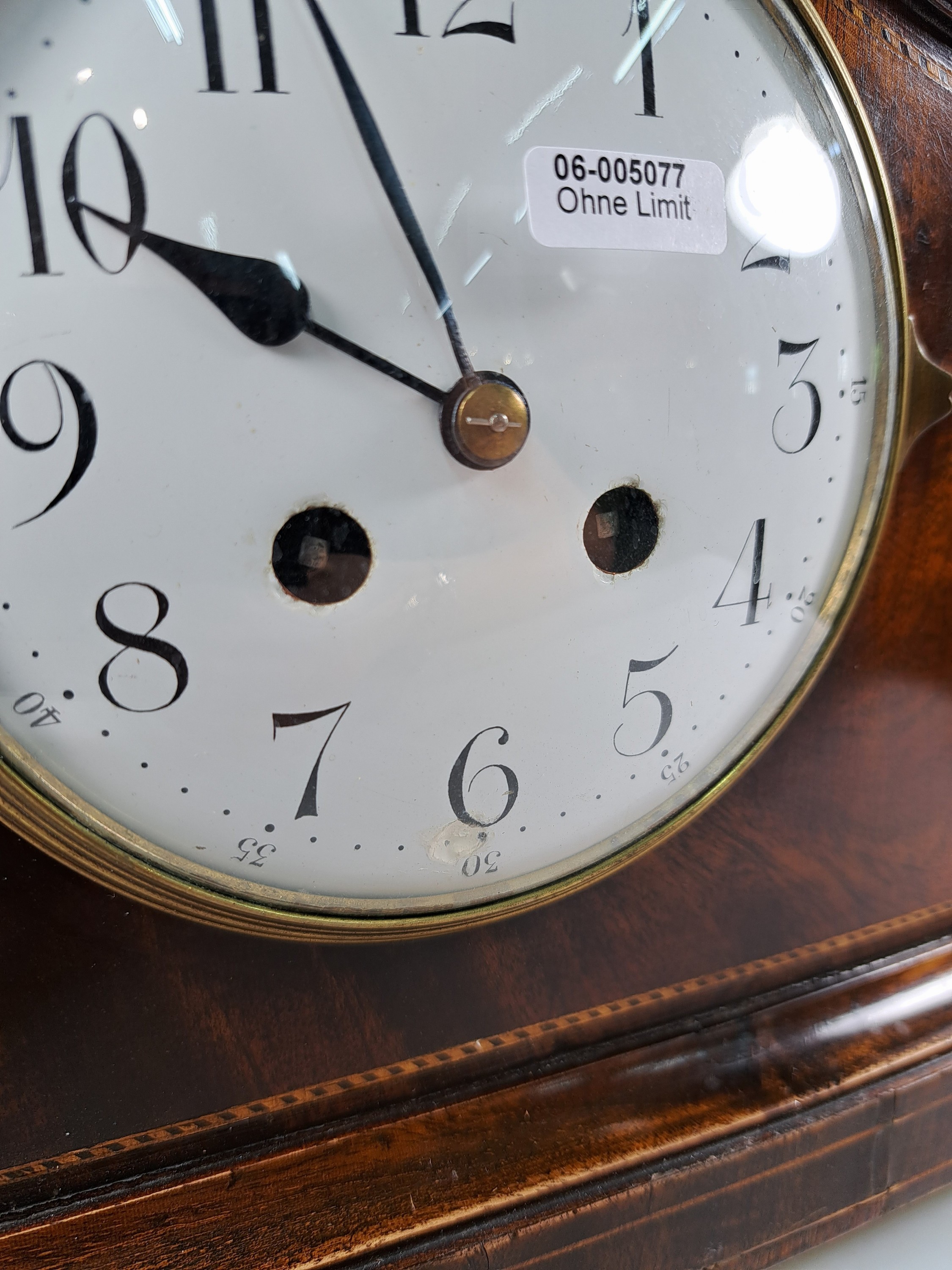 Detail b: Kommodenuhr, Frankreich, um 1900, Holzgehäuse mit Fadenintarsien, oben stärkere Furnierschäden, Glasdeckel, Emailzifferblatt, Pendulenwerk, ...