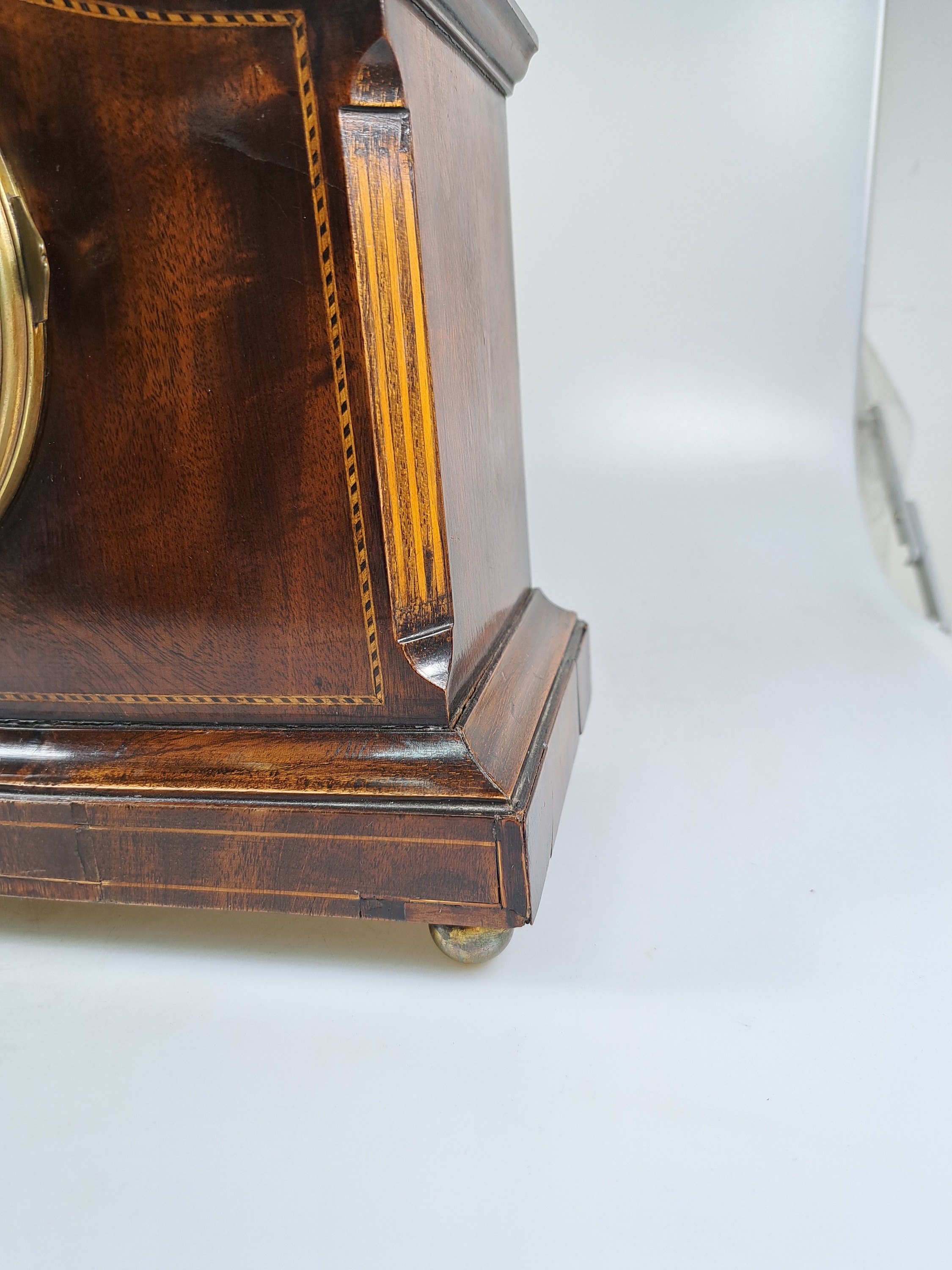 Detail c: Kommodenuhr, Frankreich, um 1900, Holzgehäuse mit Fadenintarsien, oben stärkere Furnierschäden, Glasdeckel, Emailzifferblatt, Pendulenwerk, ...