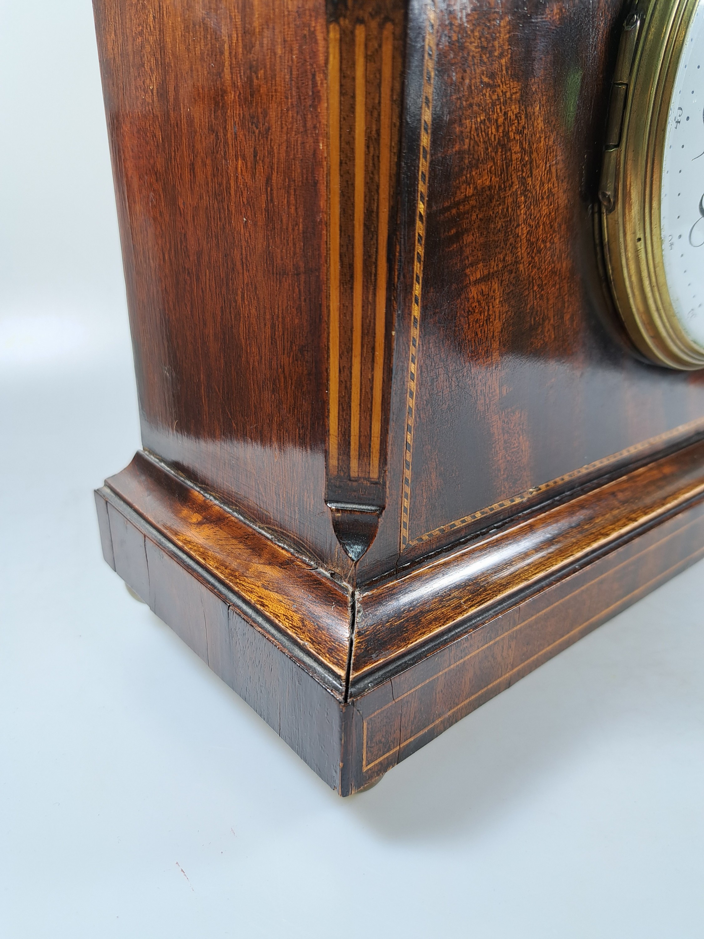 Detail d: Kommodenuhr, Frankreich, um 1900, Holzgehäuse mit Fadenintarsien, oben stärkere Furnierschäden, Glasdeckel, Emailzifferblatt, Pendulenwerk, ...