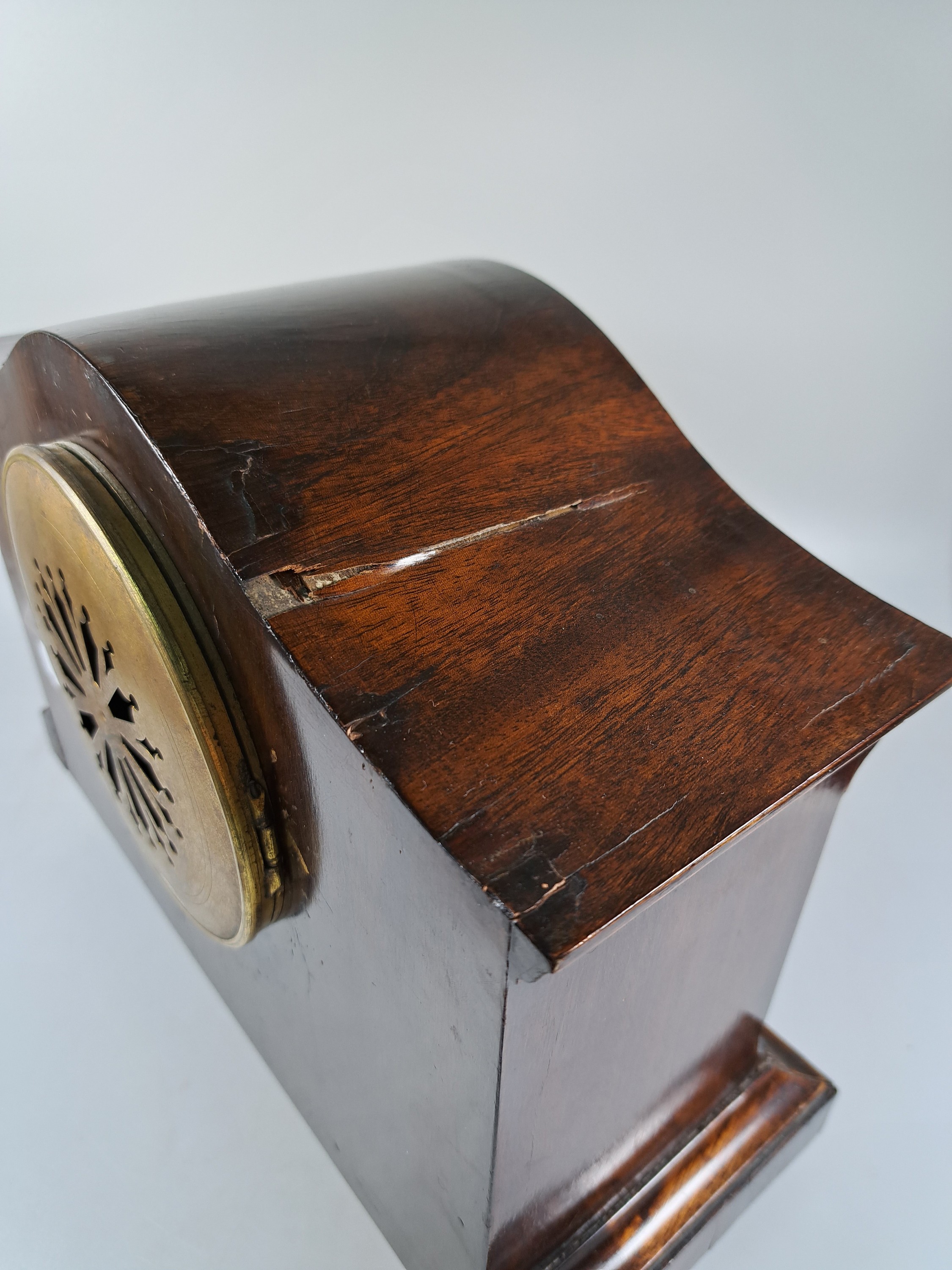 Detail e: Kommodenuhr, Frankreich, um 1900, Holzgehäuse mit Fadenintarsien, oben stärkere Furnierschäden, Glasdeckel, Emailzifferblatt, Pendulenwerk, ...