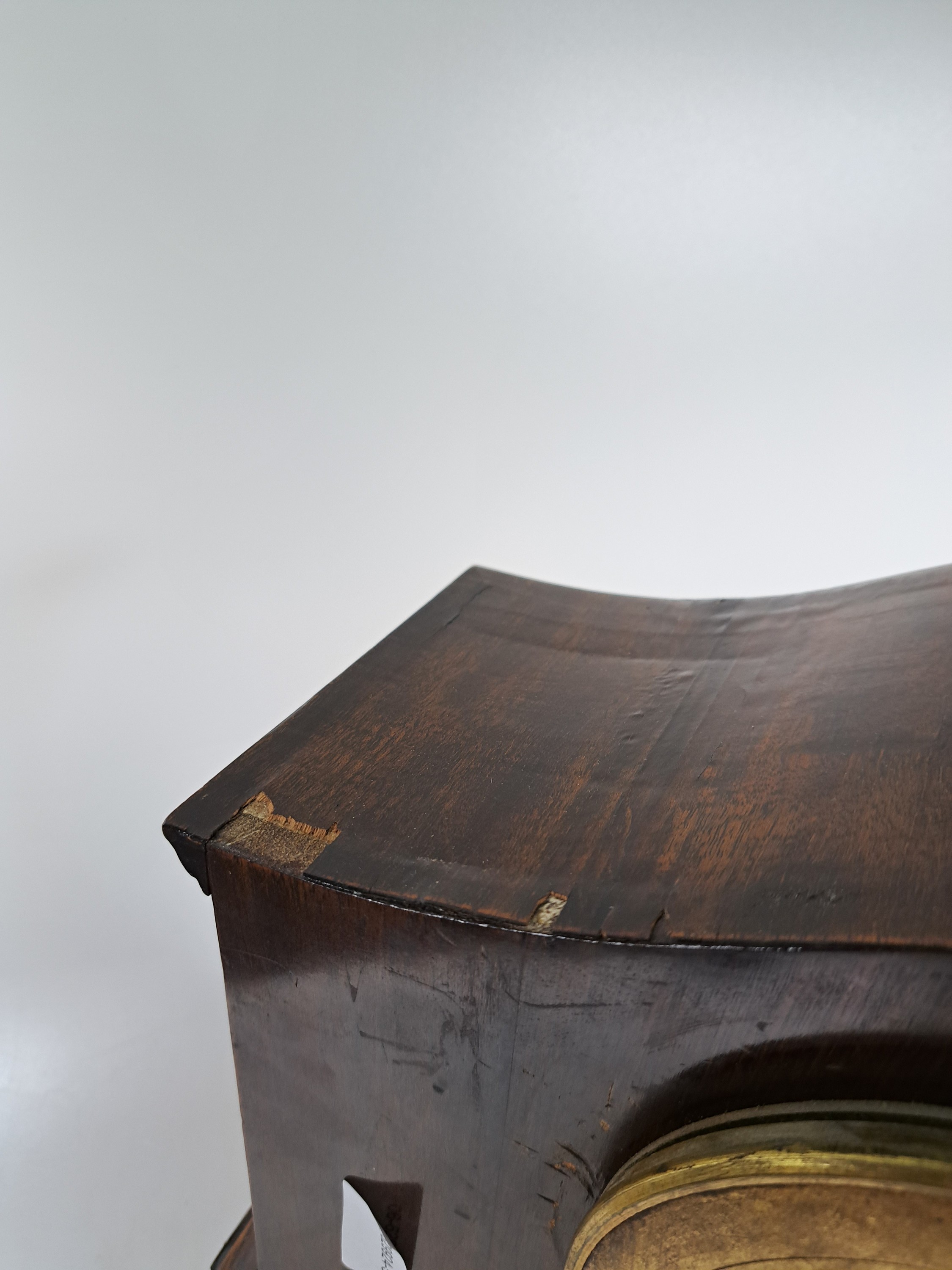 Detail f: Kommodenuhr, Frankreich, um 1900, Holzgehäuse mit Fadenintarsien, oben stärkere Furnierschäden, Glasdeckel, Emailzifferblatt, Pendulenwerk, ...