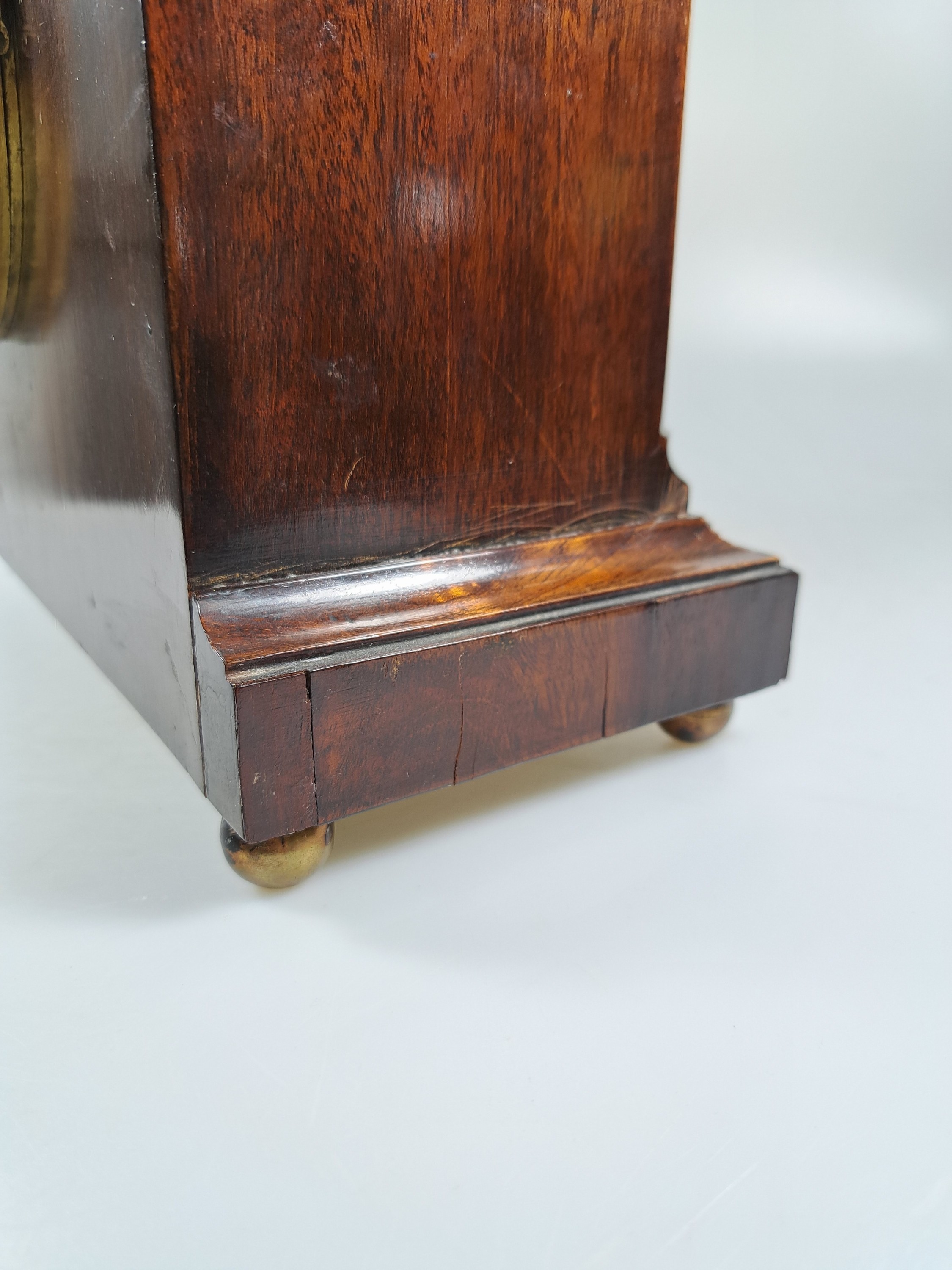 Detail g: Kommodenuhr, Frankreich, um 1900, Holzgehäuse mit Fadenintarsien, oben stärkere Furnierschäden, Glasdeckel, Emailzifferblatt, Pendulenwerk, ...
