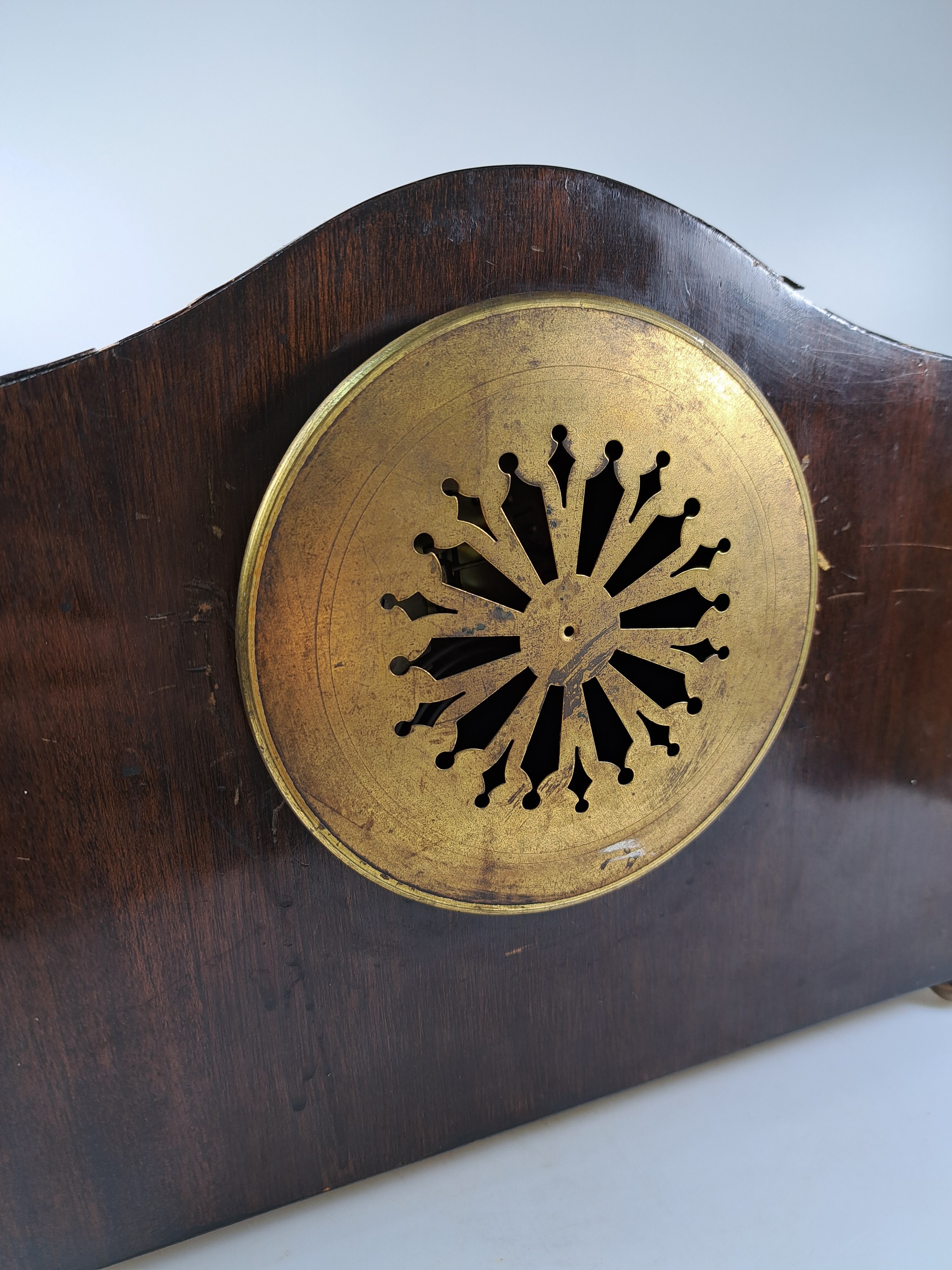 Detail h: Kommodenuhr, Frankreich, um 1900, Holzgehäuse mit Fadenintarsien, oben stärkere Furnierschäden, Glasdeckel, Emailzifferblatt, Pendulenwerk, ...