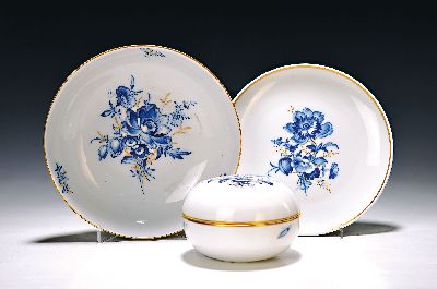 Image 26946287 - Drei Teile Meissen, 20. Jh., 2. Wahl, blauer Aquatinta-Dekor von Blumen, ...