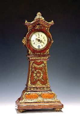 Image 26946288 - Kleine Tischuhr, Lenzkirch um 1910, in Form einer stilisierten Standuhr, reich ...
