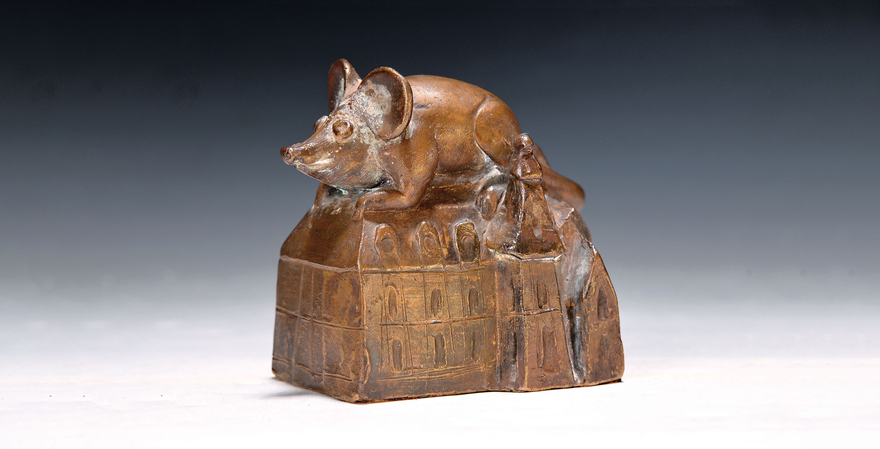 Gernot Rumpf, 1941 Kaiserslautern - 1925, Maus auf Kirche sitzend, bez. AD 1988, num. 10/25, Signiert, Gießerstempel, 10x12x8 cm