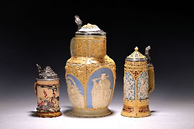 Image 26946368 - Drei Krüge Mettlach, 1893 - 1930, 1. große Weinkanne, mit aufgelegtem Dekor ...