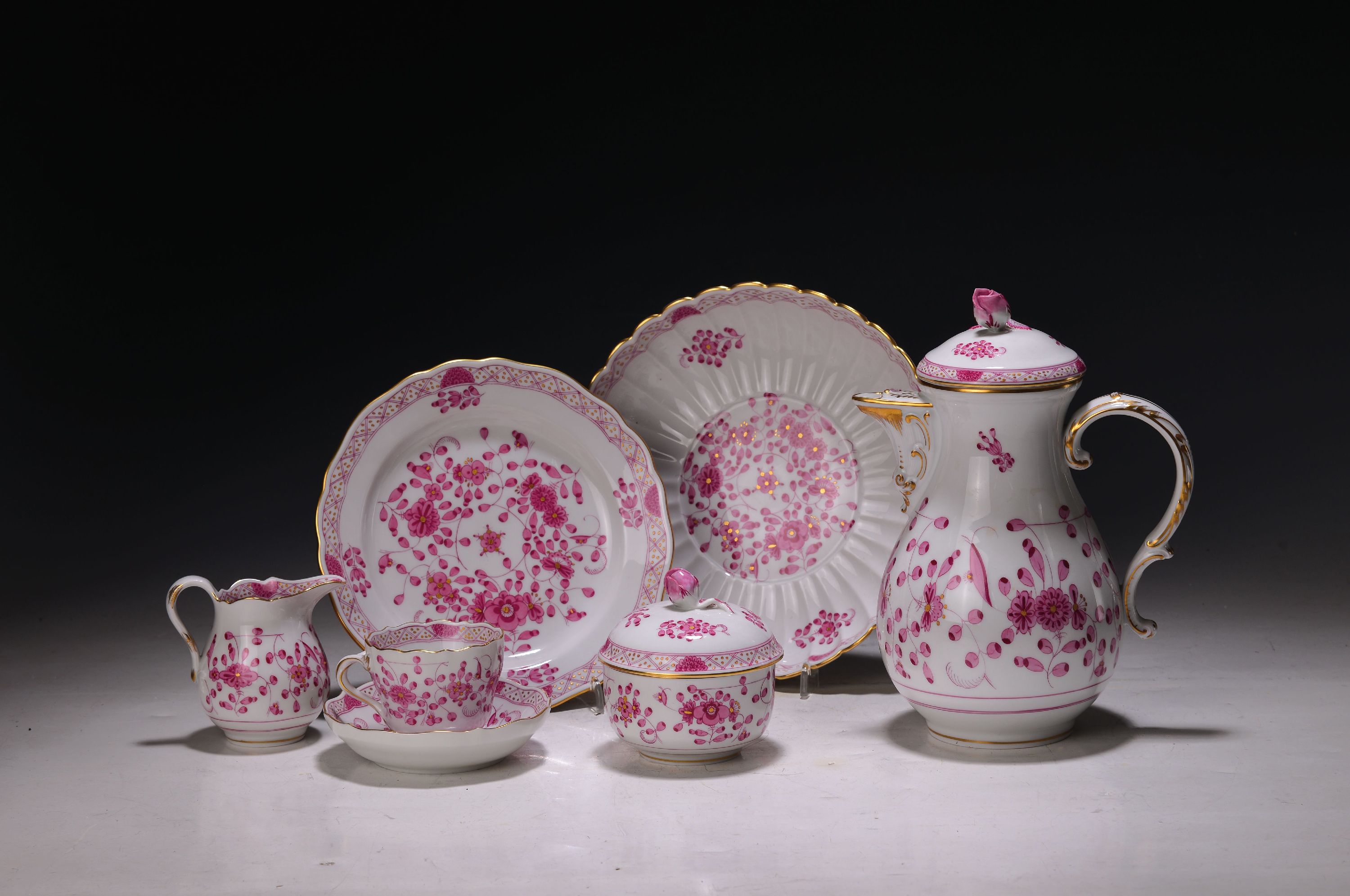 Detail a: Mokkaservice, Meissen, 2.H.20.Jh., für 12 Pers., 1. Wahl, Indisch purpur goldschattiert: 12 Mokkatassen mit UT und 12 Kuchenteller ca. 178 cm, ...