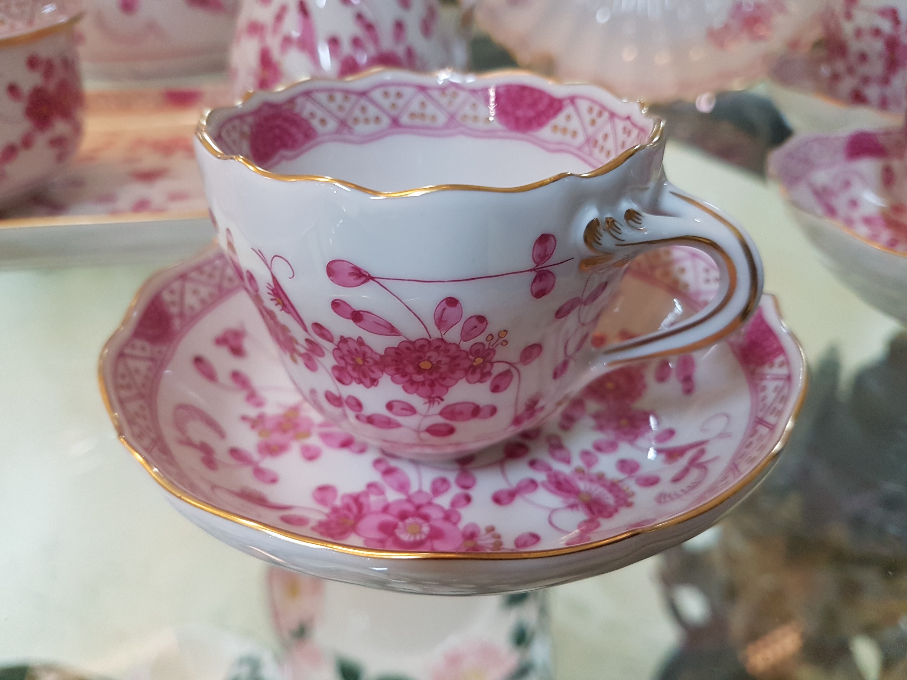Detail d: Mokkaservice, Meissen, 2.H.20.Jh., für 12 Pers., 1. Wahl, Indisch purpur goldschattiert: 12 Mokkatassen mit UT und 12 Kuchenteller ca. 178 cm, ...
