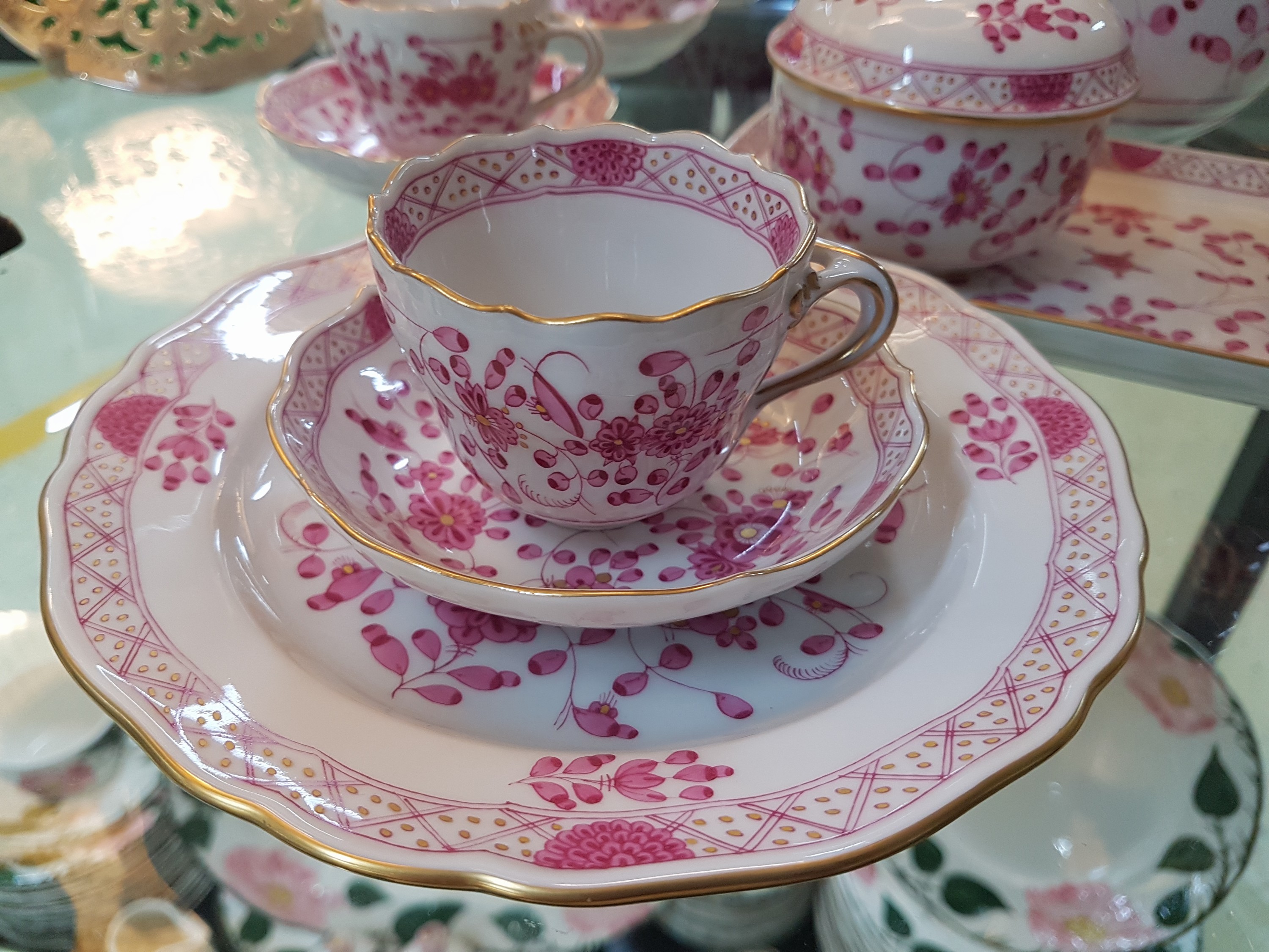 Detail f: Mokkaservice, Meissen, 2.H.20.Jh., für 12 Pers., 1. Wahl, Indisch purpur goldschattiert: 12 Mokkatassen mit UT und 12 Kuchenteller ca. 178 cm, ...