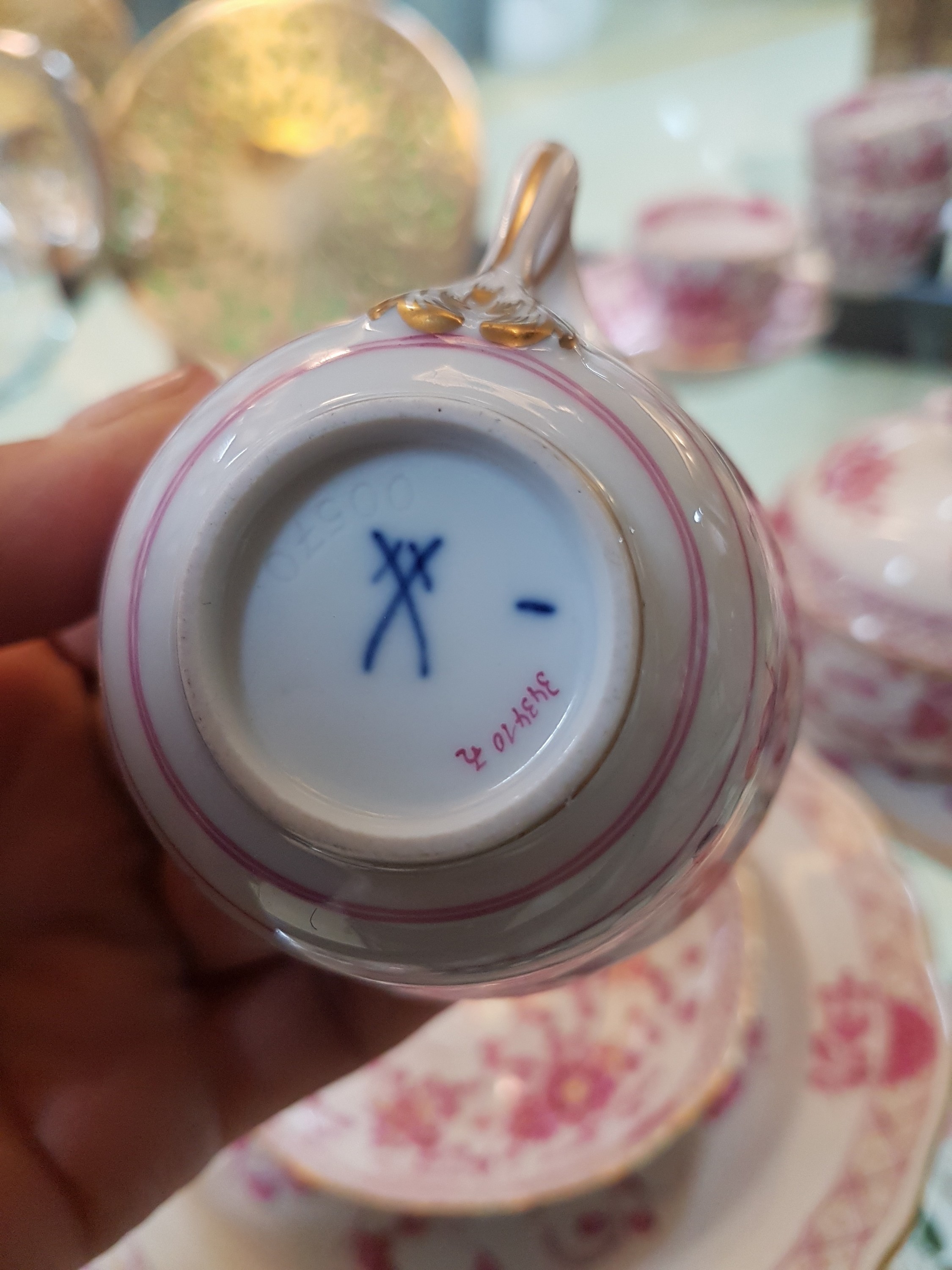 Detail g: Mokkaservice, Meissen, 2.H.20.Jh., für 12 Pers., 1. Wahl, Indisch purpur goldschattiert: 12 Mokkatassen mit UT und 12 Kuchenteller ca. 178 cm, ...