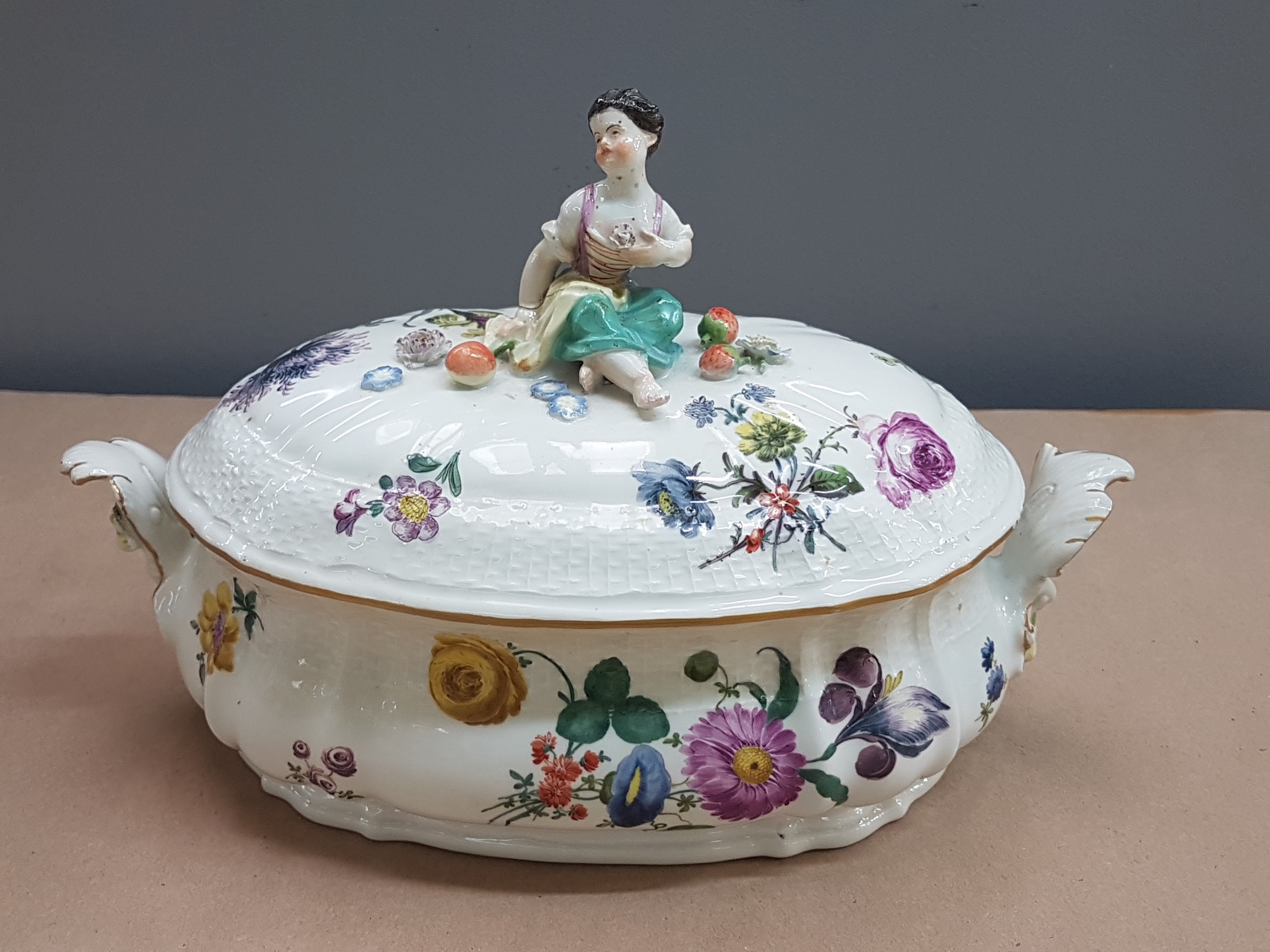 Detail a: Deckelgefäss mit Figurenbekrönung, Meissen, um 1760, Fahne mit Korbrelief, bekrönt mit kleiner Gärtnerin u. appliziertem Obst u. Blümchen, ...