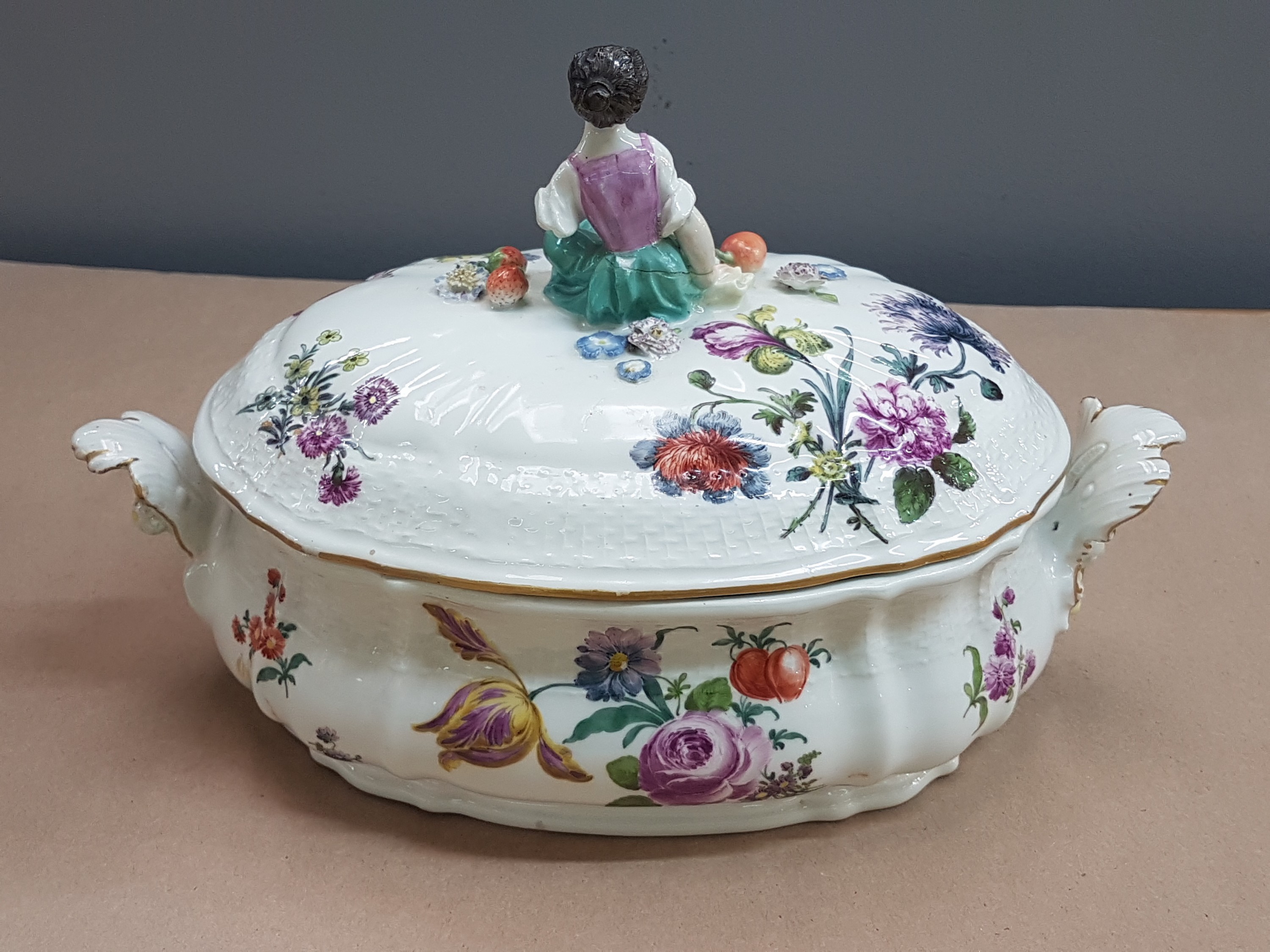 Detail c: Deckelgefäss mit Figurenbekrönung, Meissen, um 1760, Fahne mit Korbrelief, bekrönt mit kleiner Gärtnerin u. appliziertem Obst u. Blümchen, ...