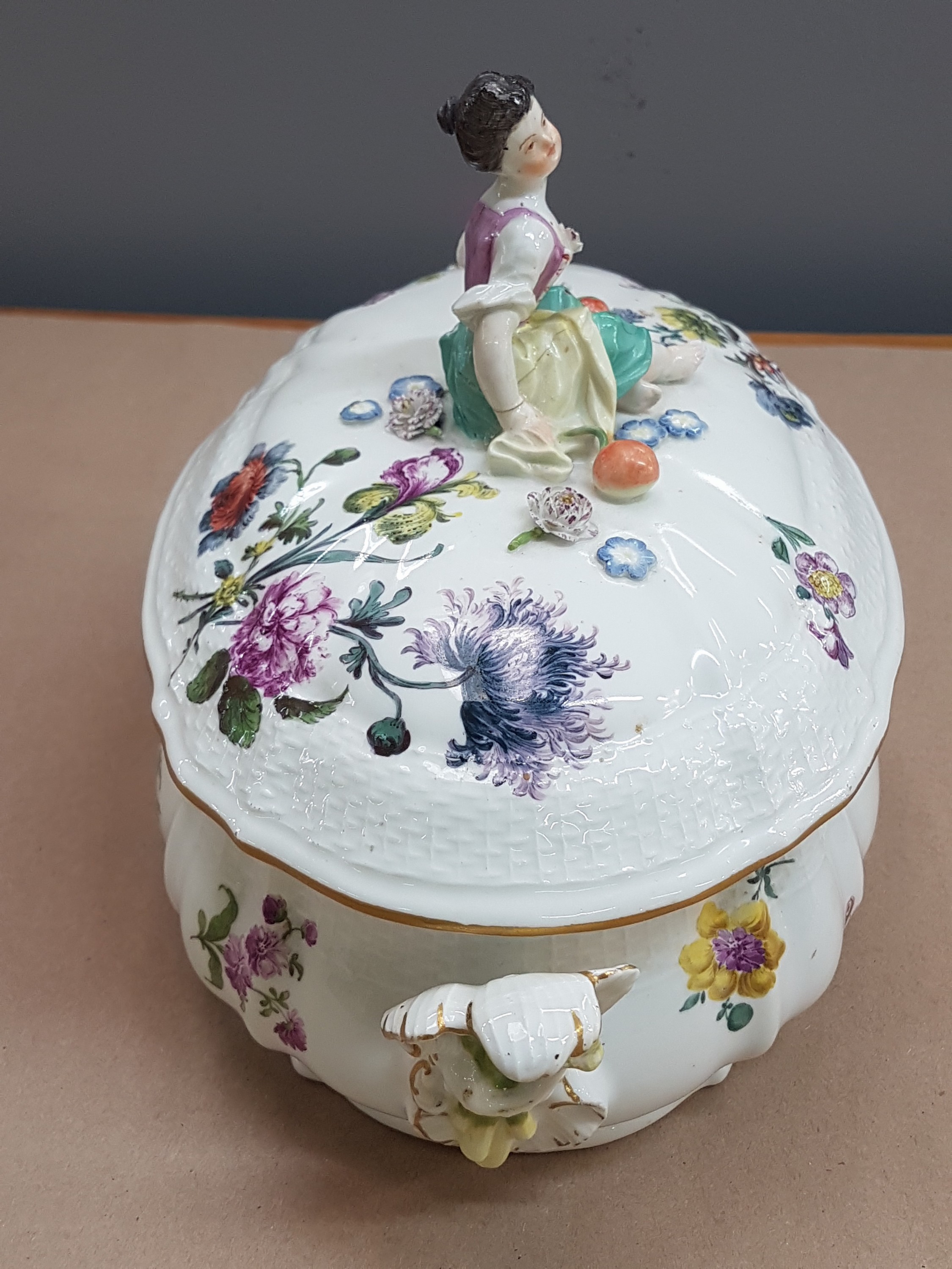 Detail d: Deckelgefäss mit Figurenbekrönung, Meissen, um 1760, Fahne mit Korbrelief, bekrönt mit kleiner Gärtnerin u. appliziertem Obst u. Blümchen, ...