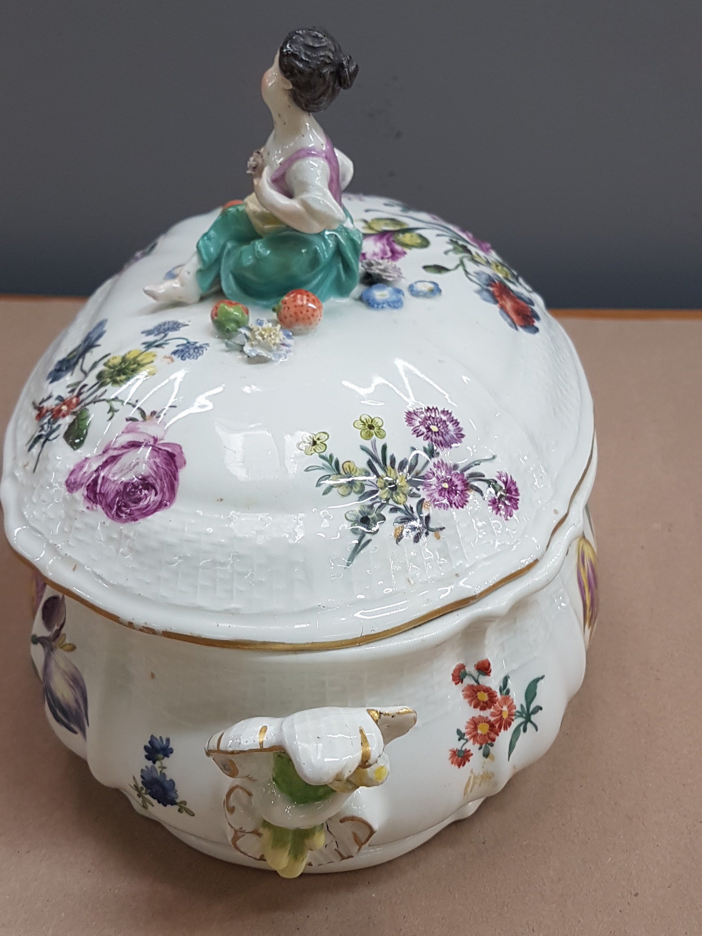 Detail e: Deckelgefäss mit Figurenbekrönung, Meissen, um 1760, Fahne mit Korbrelief, bekrönt mit kleiner Gärtnerin u. appliziertem Obst u. Blümchen, ...