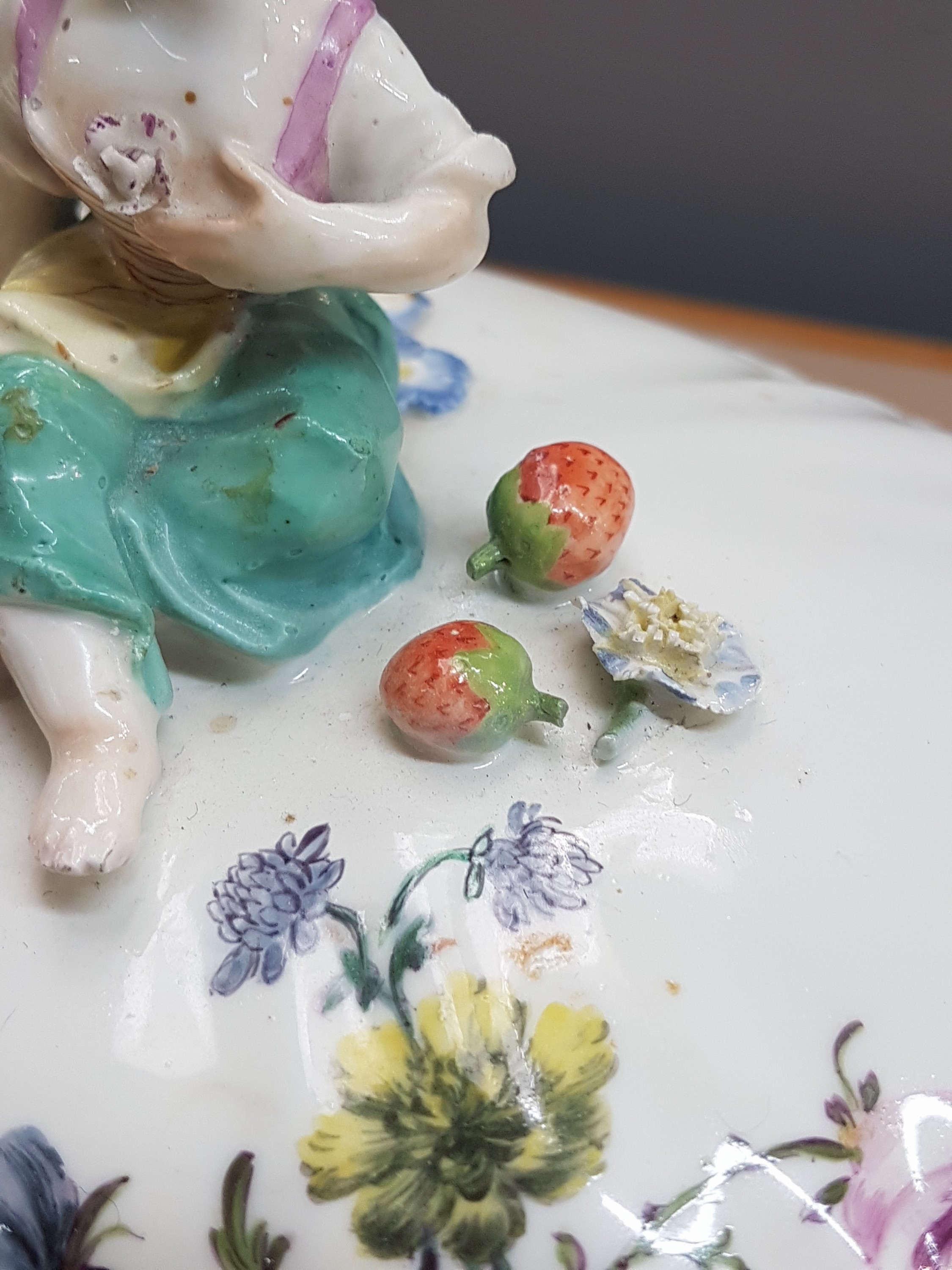 Detail i: Deckelgefäss mit Figurenbekrönung, Meissen, um 1760, Fahne mit Korbrelief, bekrönt mit kleiner Gärtnerin u. appliziertem Obst u. Blümchen, ...