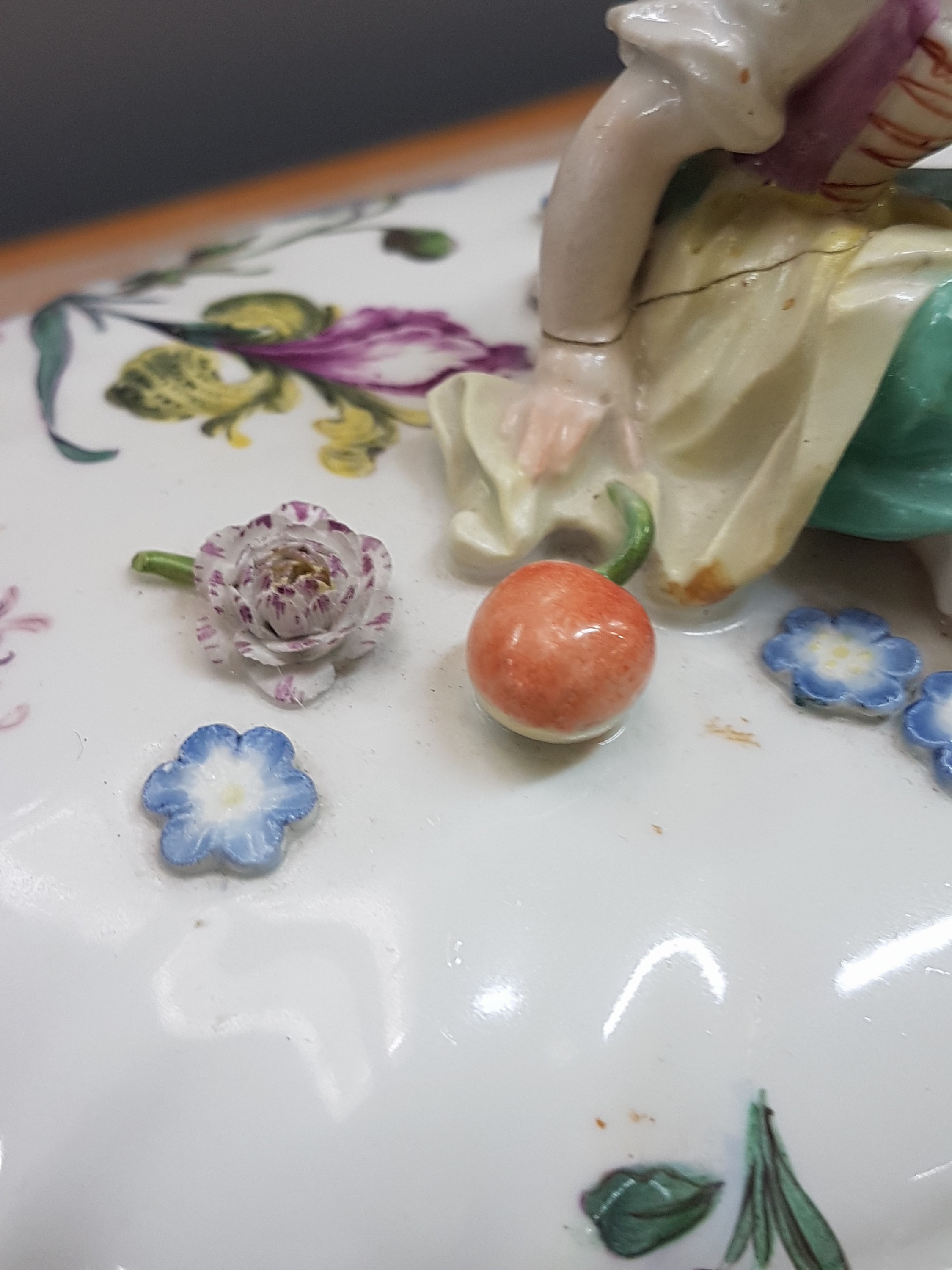 Detail j: Deckelgefäss mit Figurenbekrönung, Meissen, um 1760, Fahne mit Korbrelief, bekrönt mit kleiner Gärtnerin u. appliziertem Obst u. Blümchen, ...