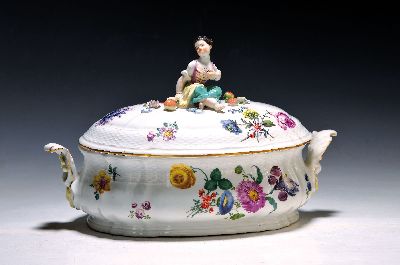 Image 26946491 - Deckelgefäss mit Figurenbekrönung, Meissen, um 1760, Fahne mit Korbrelief, ...
