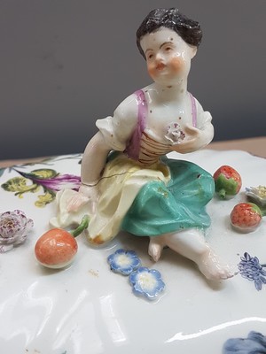 26946491b - Deckelgefäss mit Figurenbekrönung, Meissen, um 1760, Fahne mit Korbrelief, ...