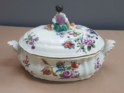 26946491c - Deckelgefäss mit Figurenbekrönung, Meissen, um 1760, Fahne mit Korbrelief, ...