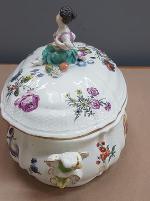 26946491e - Deckelgefäss mit Figurenbekrönung, Meissen, um 1760, Fahne mit Korbrelief, ...