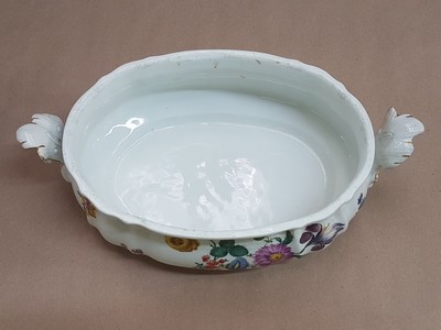 26946491f - Deckelgefäss mit Figurenbekrönung, Meissen, um 1760, Fahne mit Korbrelief, ...