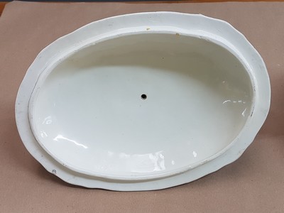 26946491h - Deckelgefäss mit Figurenbekrönung, Meissen, um 1760, Fahne mit Korbrelief, ...
