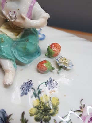 26946491i - Deckelgefäss mit Figurenbekrönung, Meissen, um 1760, Fahne mit Korbrelief, ...