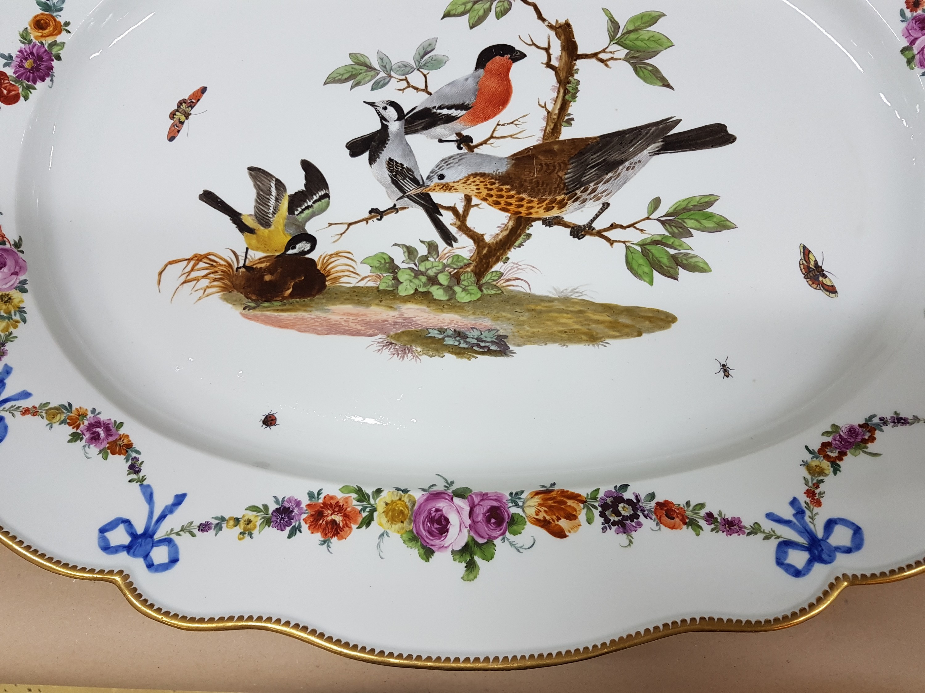 Detail e: Monumentale Servierplatte, Meissen, Marcolini, um 1774-1814, qualitätvolle Handmalerei von Singvogelgruppe in Geäst, naturnahe Darst. von Dompfaff, ...