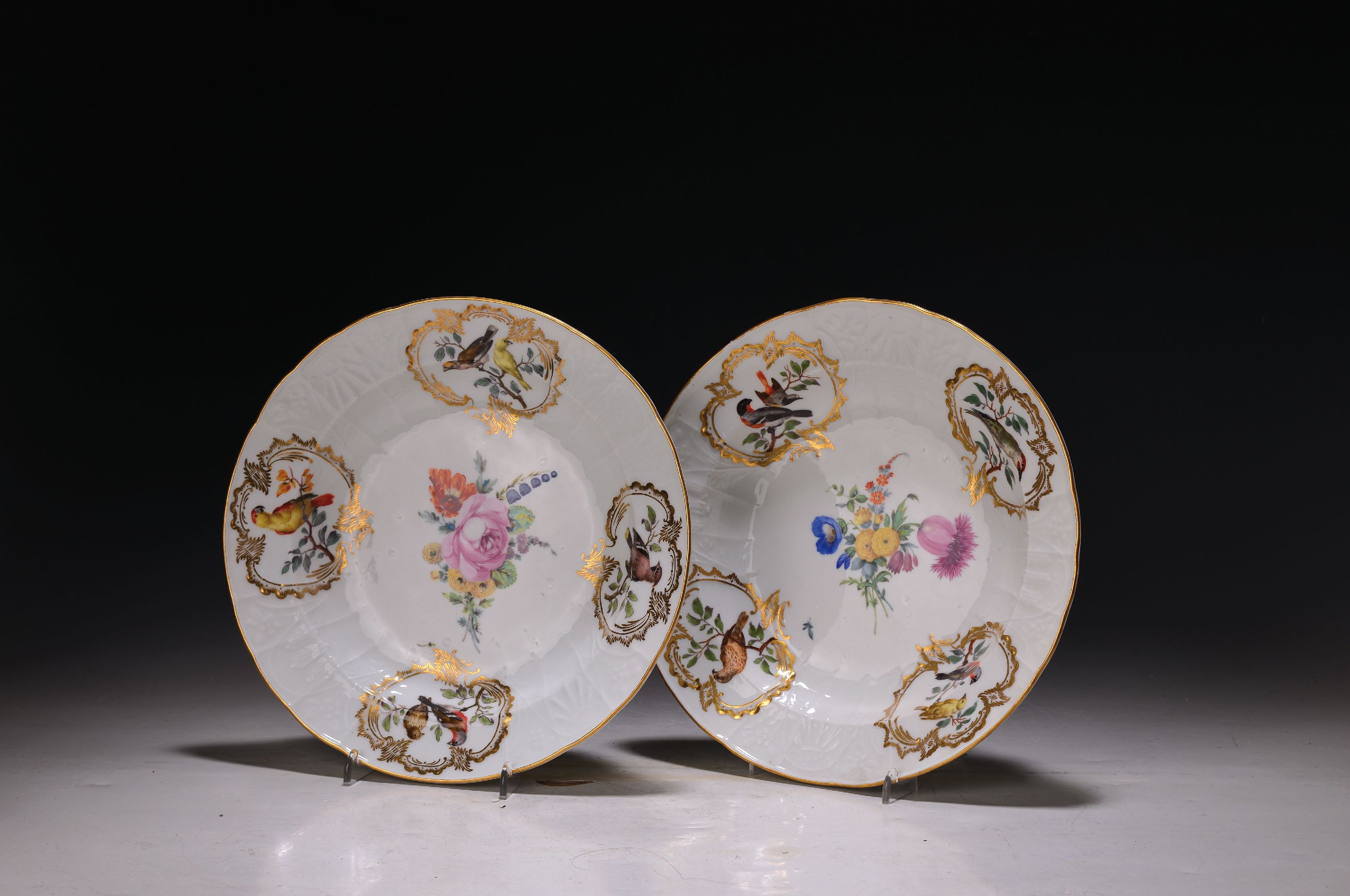Detail a: Paar Prunkteller, Meissen, Marcolini, 1774- 1815, qualitätvolle polychrome Handmalerei von verschied. Vögeln in jeweils vier Kartuschen und ...