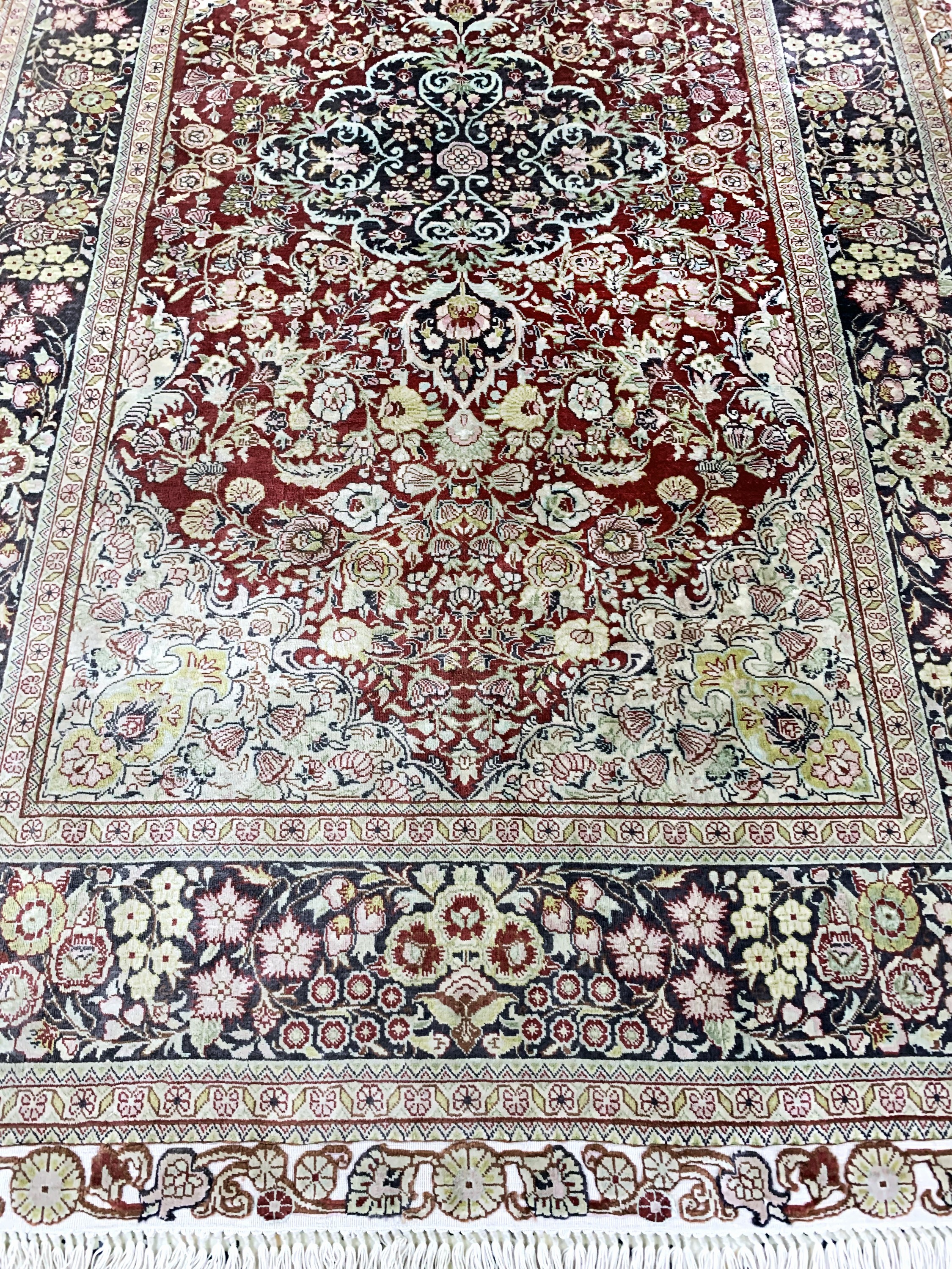 Detail c: Hereke Seide fein, China, Ende 20.Jhd, reine Naturseide, ca. 150 x 91 cm, EHZ: 2
