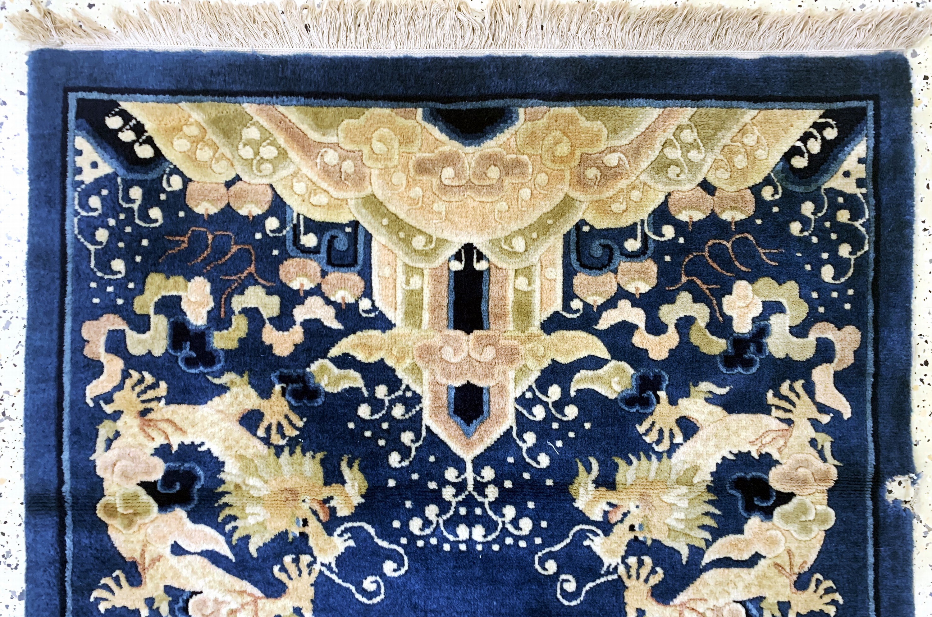 Detail a: Antik-Finish, China, Ende 20.Jhd, Wolle aufBaumwolle, ca. 153 x 95 cm, EHZ: 2(am Rand beschädigt)