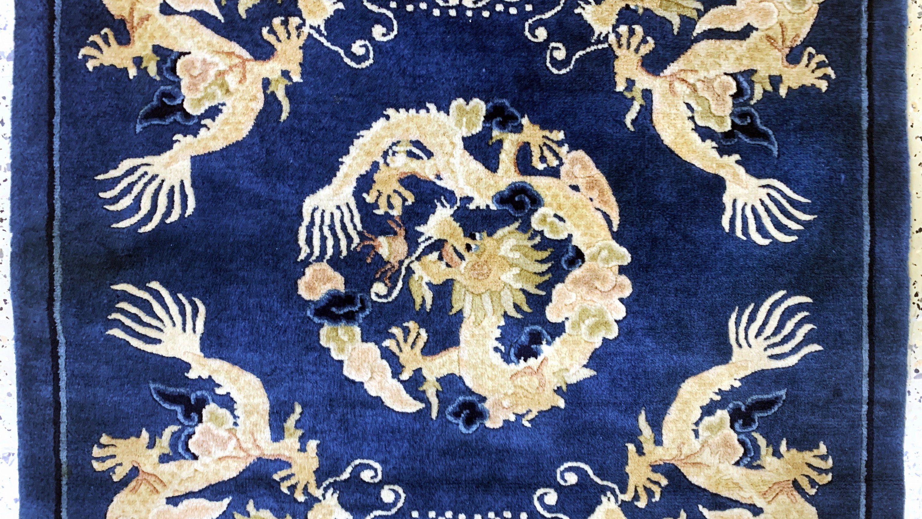 Detail b: Antik-Finish, China, Ende 20.Jhd, Wolle aufBaumwolle, ca. 153 x 95 cm, EHZ: 2(am Rand beschädigt)