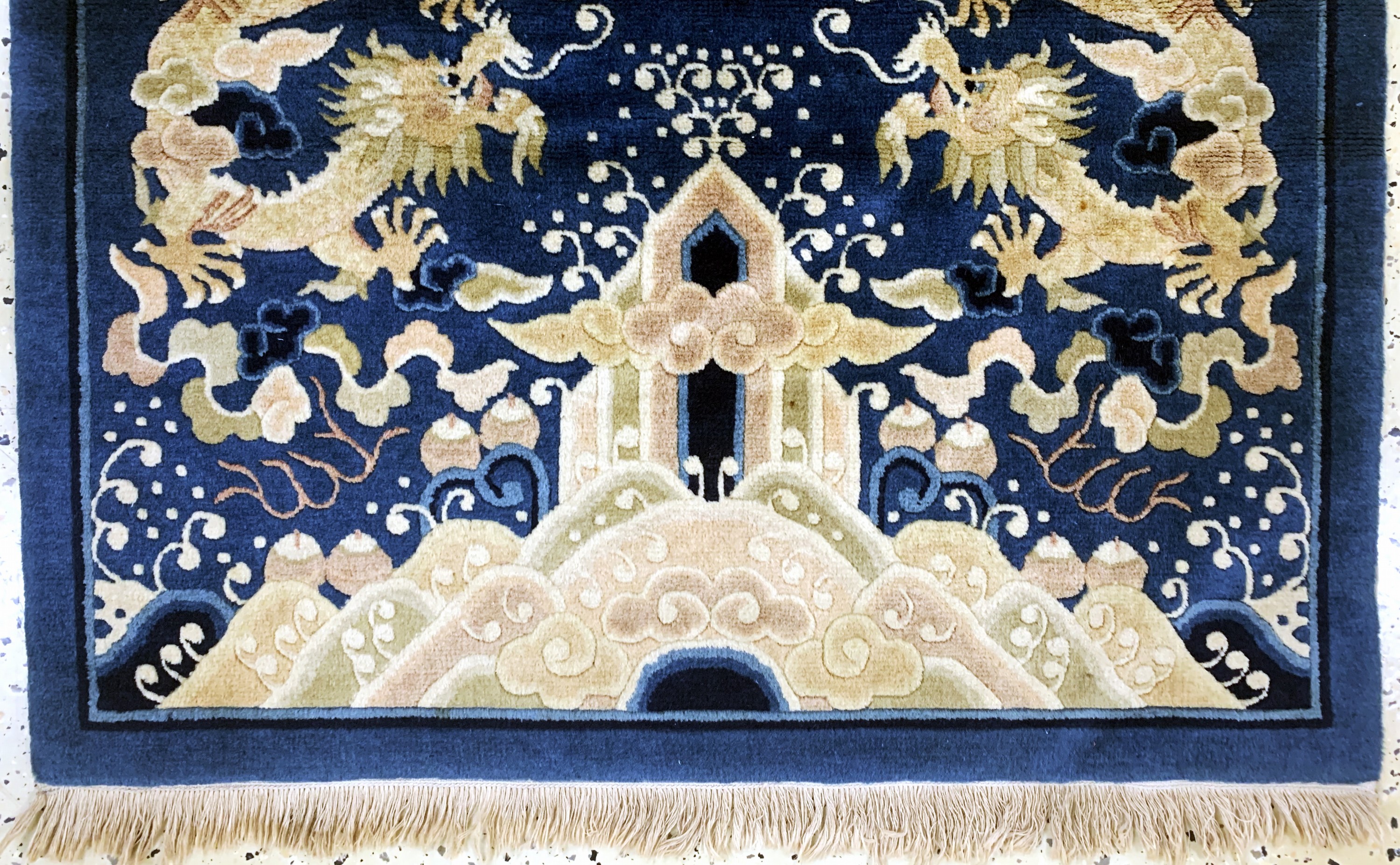 Detail c: Antik-Finish, China, Ende 20.Jhd, Wolle aufBaumwolle, ca. 153 x 95 cm, EHZ: 2(am Rand beschädigt)