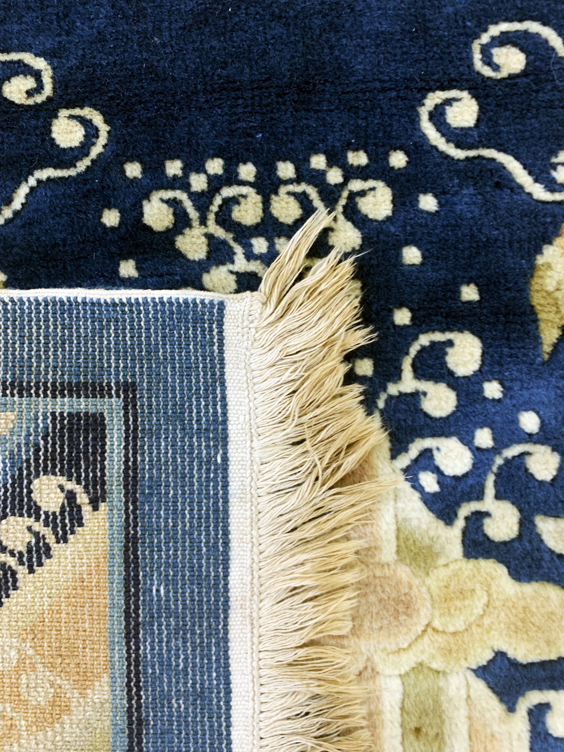 Detail e: Antik-Finish, China, Ende 20.Jhd, Wolle aufBaumwolle, ca. 153 x 95 cm, EHZ: 2(am Rand beschädigt)