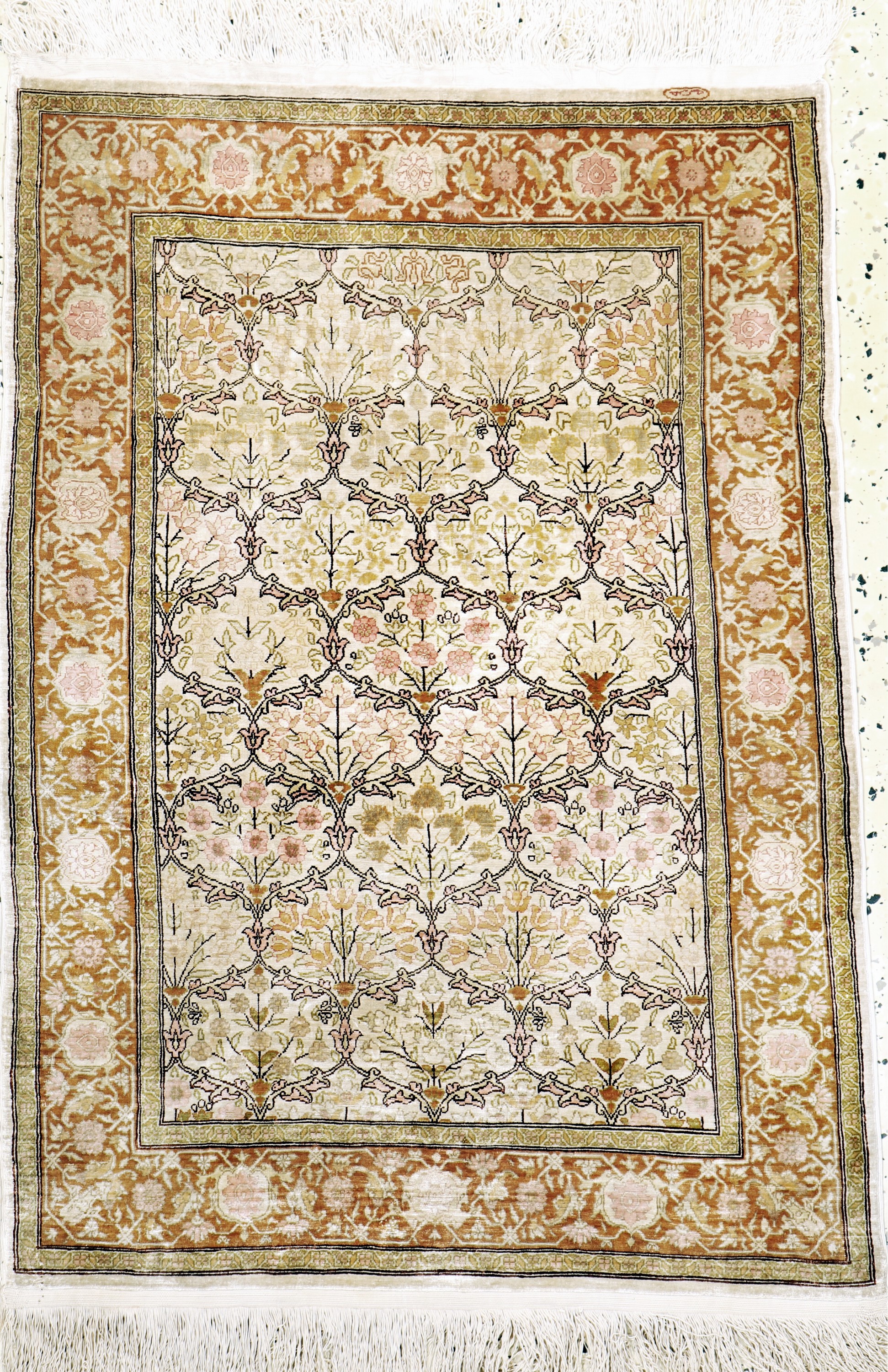 Hereke Seide fein signiert, Türkei, Mitte 20.Jhd, reine Naturseide, ca. 89 x 63 cm, ca. 1,0 Mio. Kn/qm, EHZ: 2