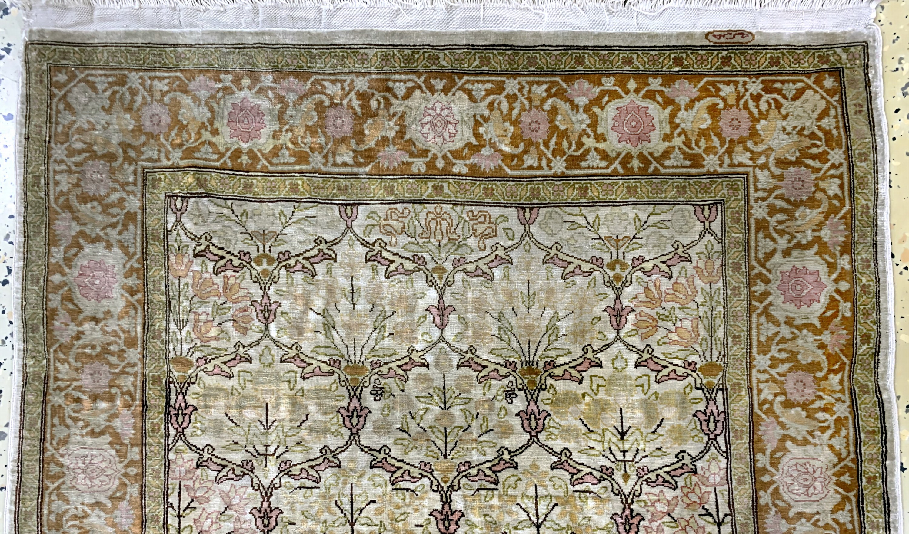 Detail a: Hereke Seide fein signiert, Türkei, Mitte 20.Jhd, reine Naturseide, ca. 89 x 63 cm, ca. 1,0 Mio. Kn/qm, EHZ: 2