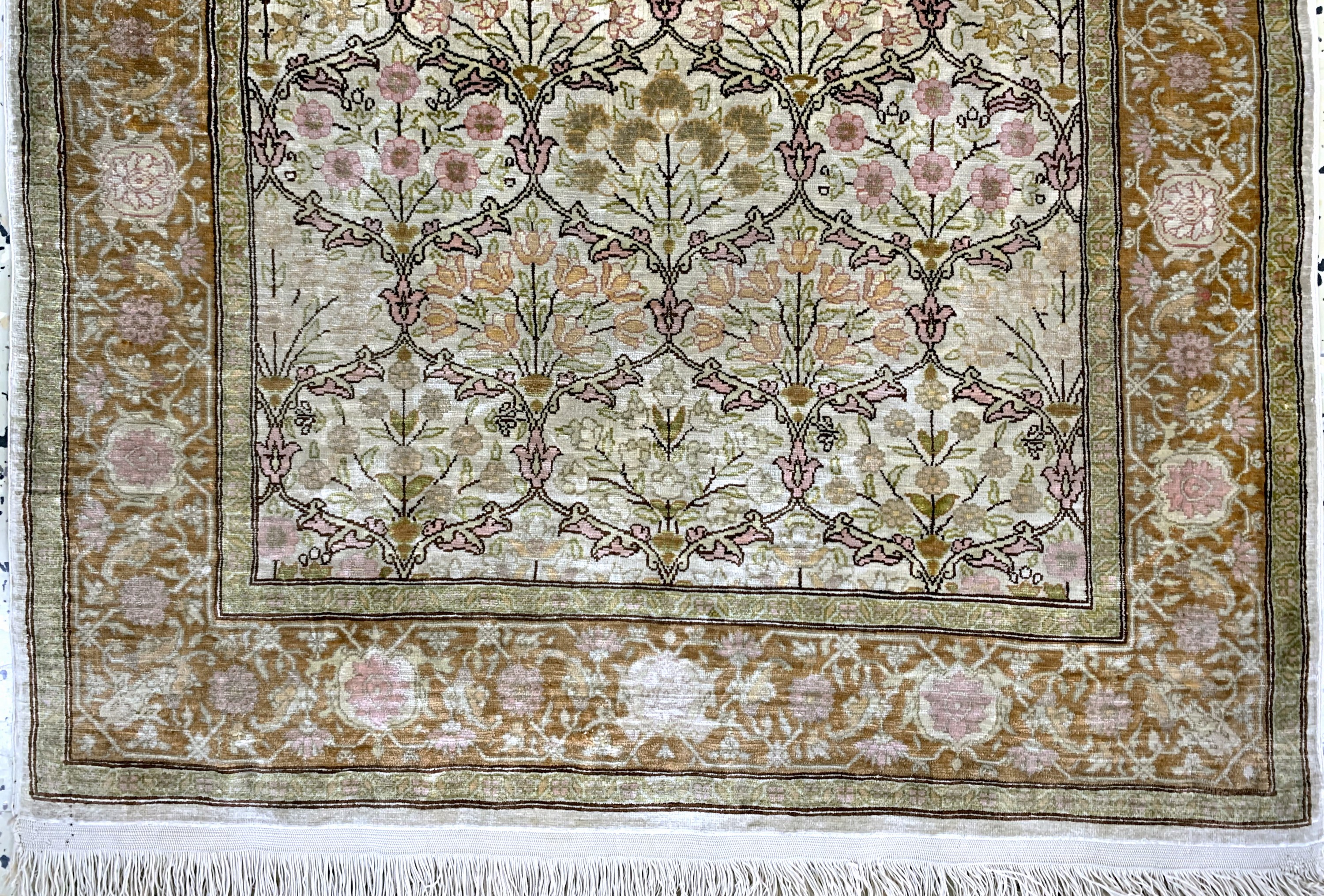 Detail b: Hereke Seide fein signiert, Türkei, Mitte 20.Jhd, reine Naturseide, ca. 89 x 63 cm, ca. 1,0 Mio. Kn/qm, EHZ: 2