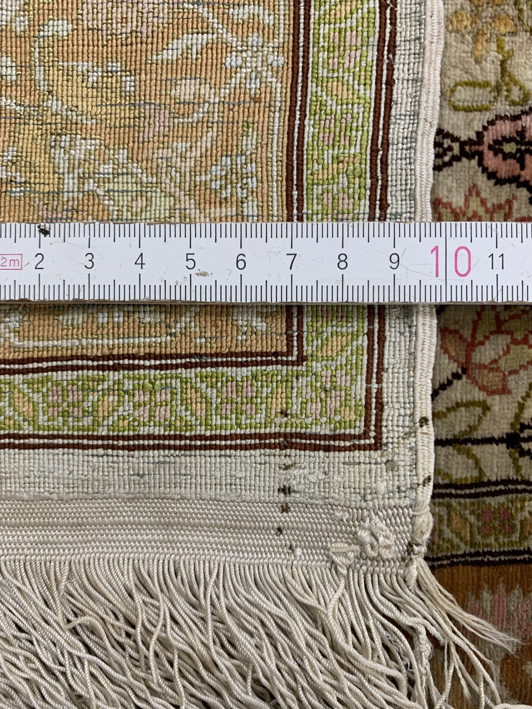 Detail e: Hereke Seide fein signiert, Türkei, Mitte 20.Jhd, reine Naturseide, ca. 89 x 63 cm, ca. 1,0 Mio. Kn/qm, EHZ: 2
