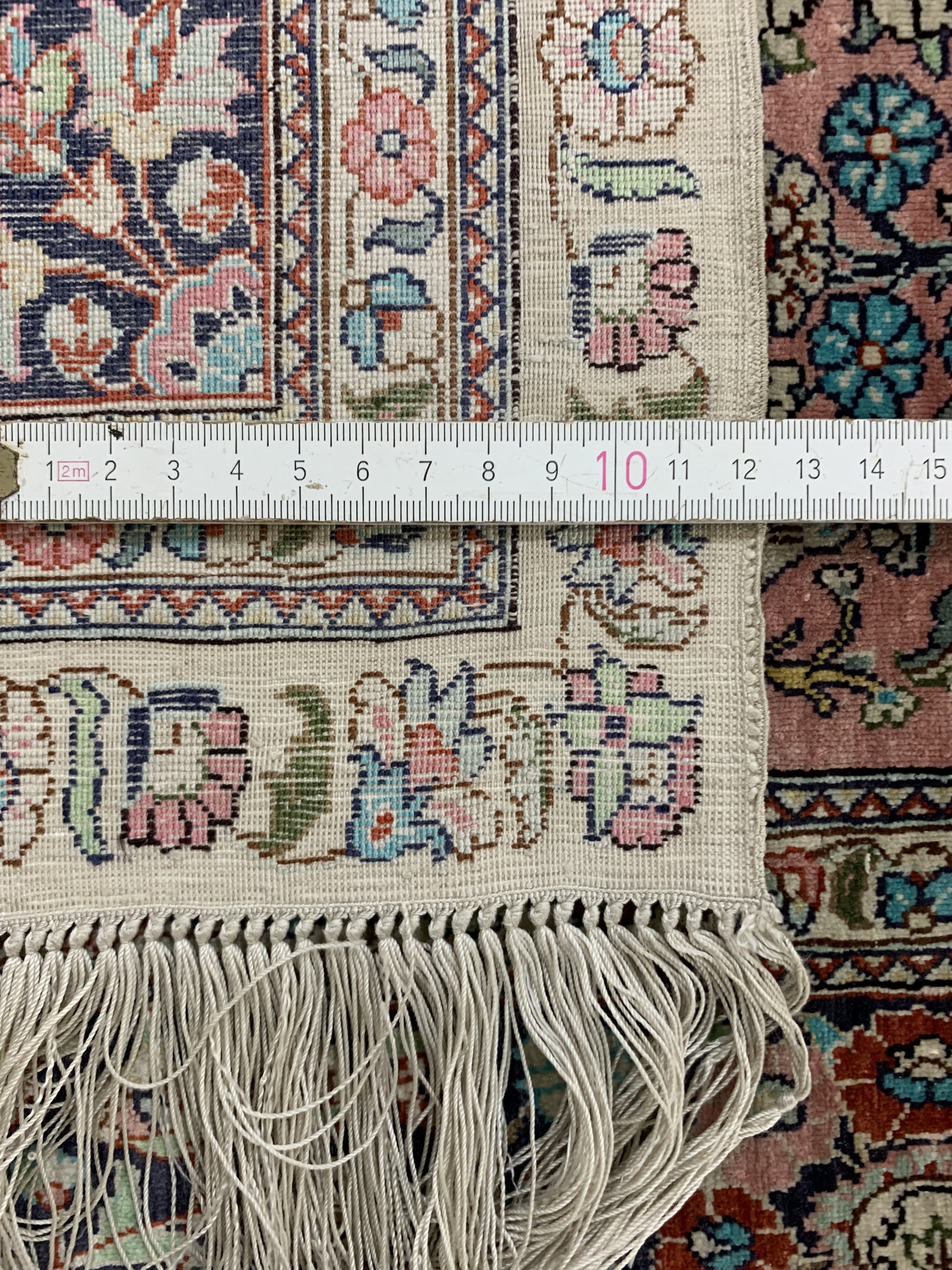 Detail e: Hereke Seide fein, China, Ende 20.Jhd, reine Naturseide, ca. 155 x 93 cm, ca. 1,0 Mio. Kn/qm, EHZ: 2