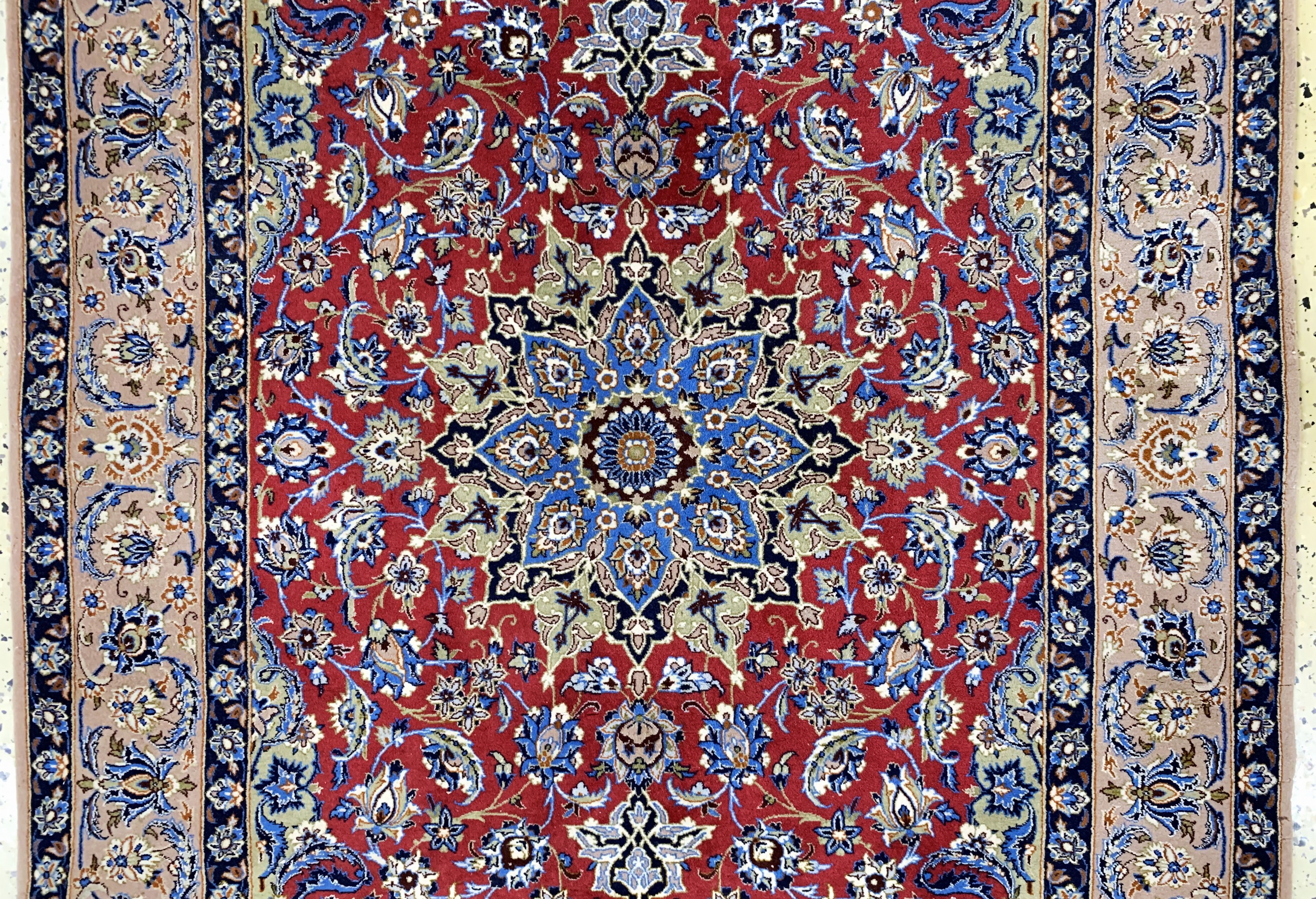 Detail b: Esfahan fein, Persien, Mitte 20 Jhd, Korkwolle mit und auf Seide, ca. 166 x 108 cm,EHZ: 2, Mottefraß am Rand